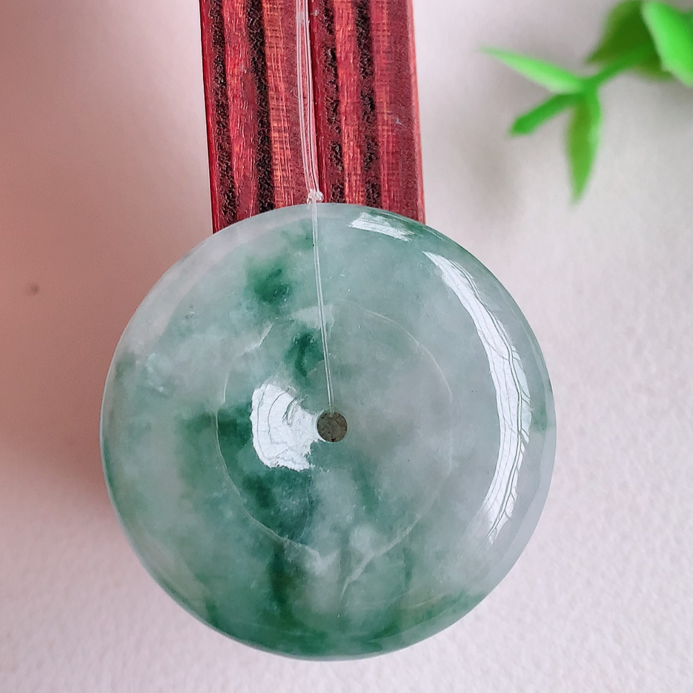 冰润飘花平安扣吊坠，厚装饱满，冰润剔透，细腻水足，种质润泽，飘花灵动，佩戴优雅大气，W49.16   尺寸：28-6mm