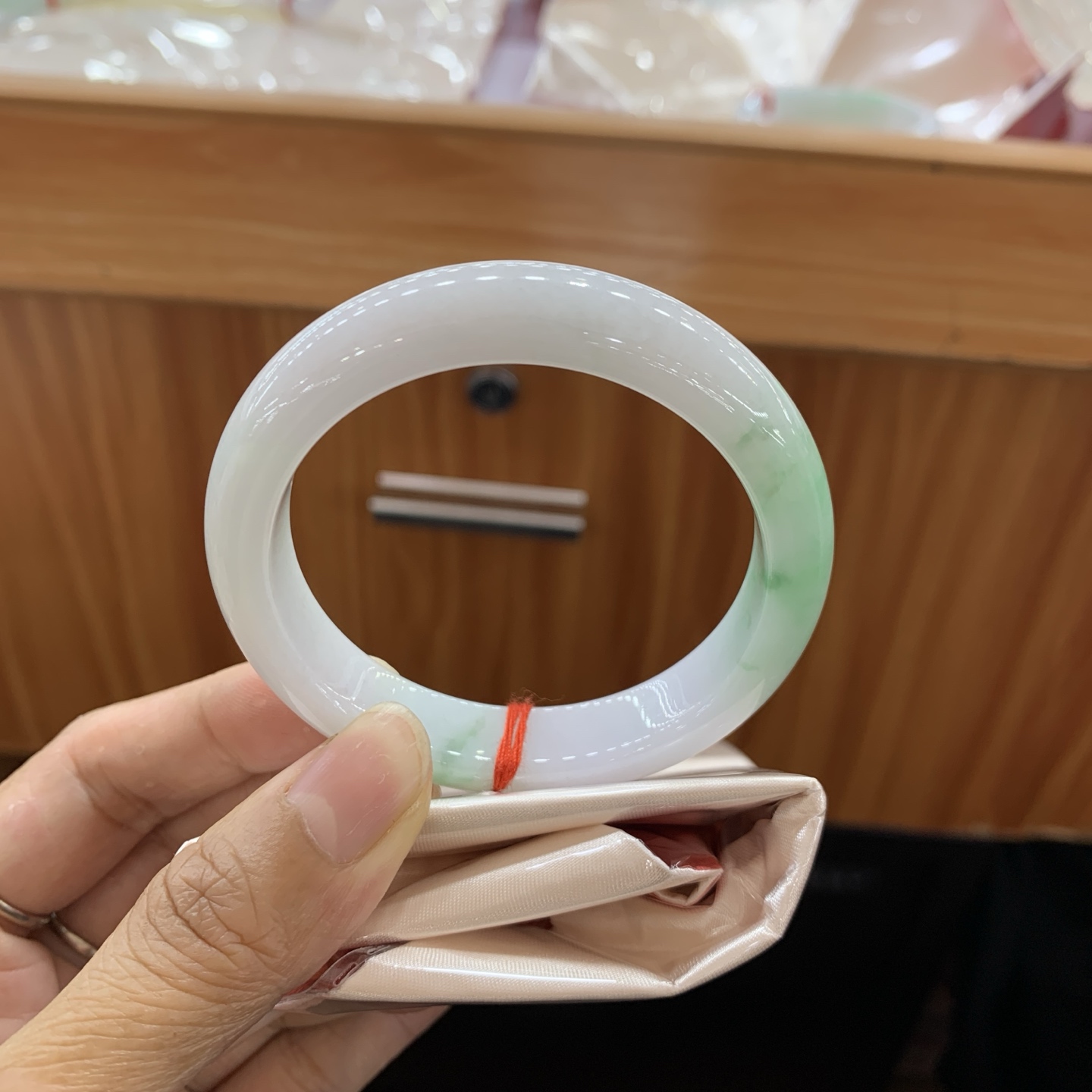 041602LJ飘绿正圈翡翠手镯53-12-8.5