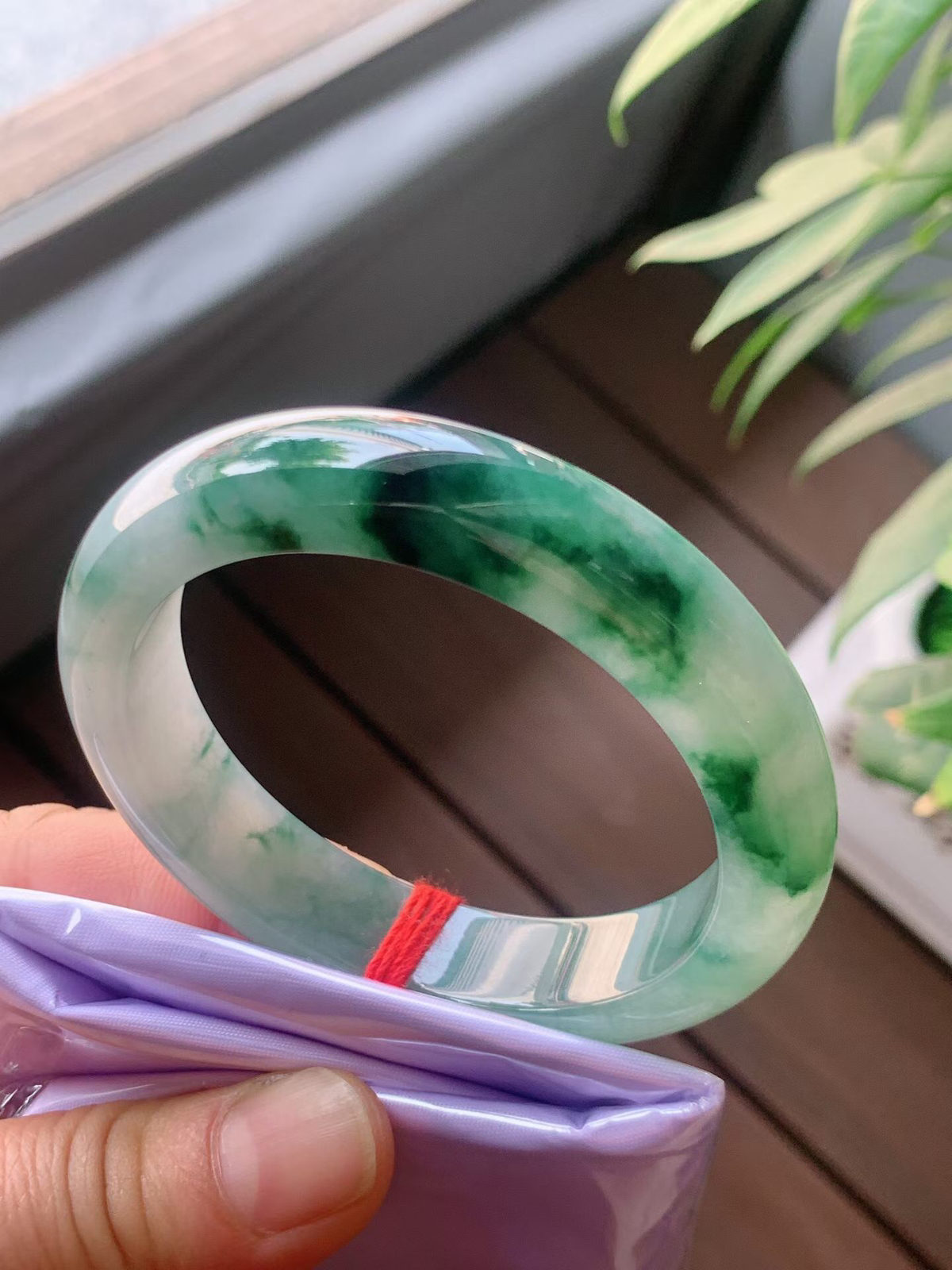 【翡翠名称】老种冰飘花53正圈口手镯
【翡翠尺寸】53/12/8.3mm适合53-54正圈口佩戴
【翡翠描述】宝贝种老水足，玉质细腻，色泽靓丽，性价比高，佩戴效果好！
【其它赠送】权威证书/精美挂绳盒子/支持全国复检