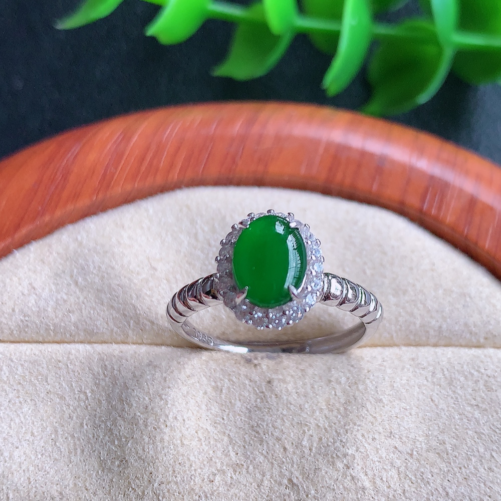 冰满绿精美蛋面翡翠戒指  玉质细腻  冰清玉润  飘花灵动  颜色漂亮  W815.16  内径尺寸