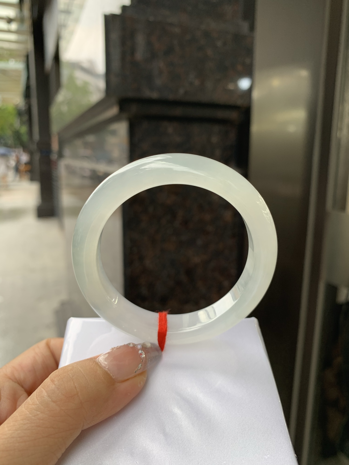 白冰正圈52.5-8.5-11.70417-H783-40打灯棉絮，底妆冰润细腻，一腕清透，简约清爽，不挑肤色年龄，给人一种清雅脱俗，天真纯美的感觉，真不愧是翡翠中的初恋