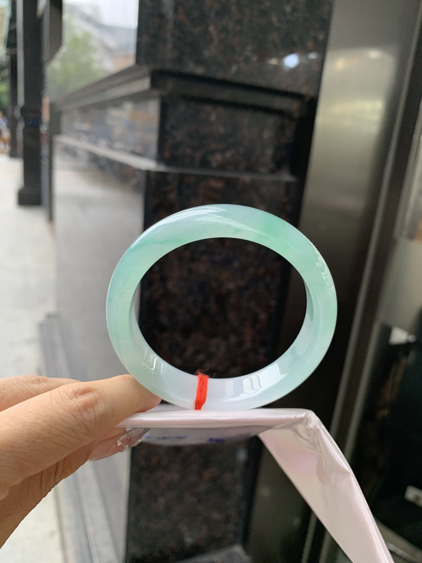 冰飘绿花宽版正圈，57.3/14/8，0417-N460，打灯细纹，底妆冰润细腻，春风十里不如腕间一抹绿，绿花如春日的嫩草，仙气缭绕，很有意境，古典优雅令人沉醉其中