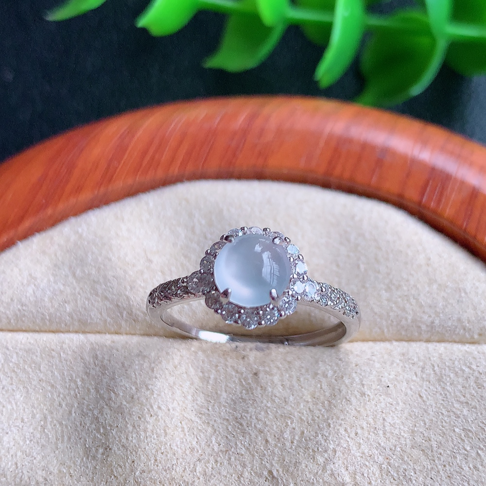 冰精美蛋面翡翠戒指  玉质细腻  冰清玉润  飘花灵动  颜色漂亮  W815.16  内径尺寸：17.5-9-6.6mm  裸石尺寸：6mm