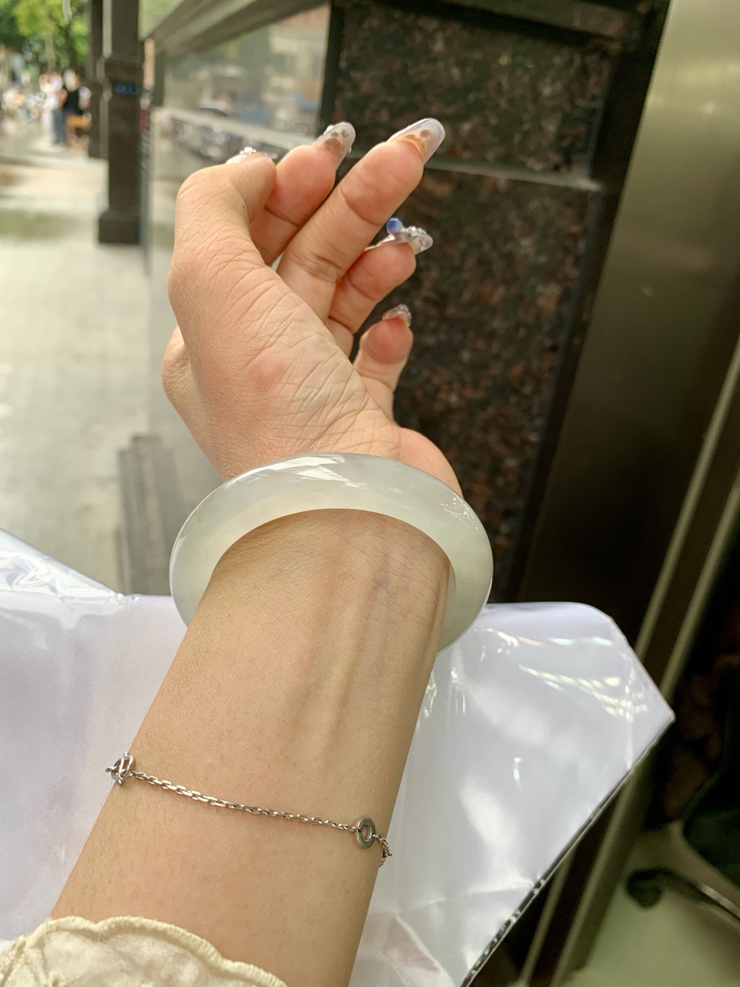 白冰正圈52.5-8.5-11.70417-H783-40打灯棉絮，底妆冰润细腻，一腕清透，简约清爽，不挑肤色年龄，给人一种清雅脱俗，天真纯美的感觉，真不愧是翡翠中的初恋