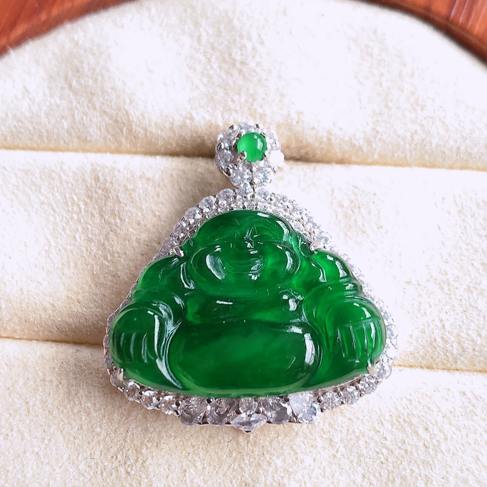 925银镶冰润满绿佛公挂件 玉质细腻  精雕弥勒佛，笑佛福耳垂肩，面相喜庆，开怀大笑，憨态可掬。惟妙惟肖，寓意福禄双全，吉祥美满，笑口常开 W481.16  整体尺寸：27-25-8.8mm   裸石尺寸：15.5-22.8mm