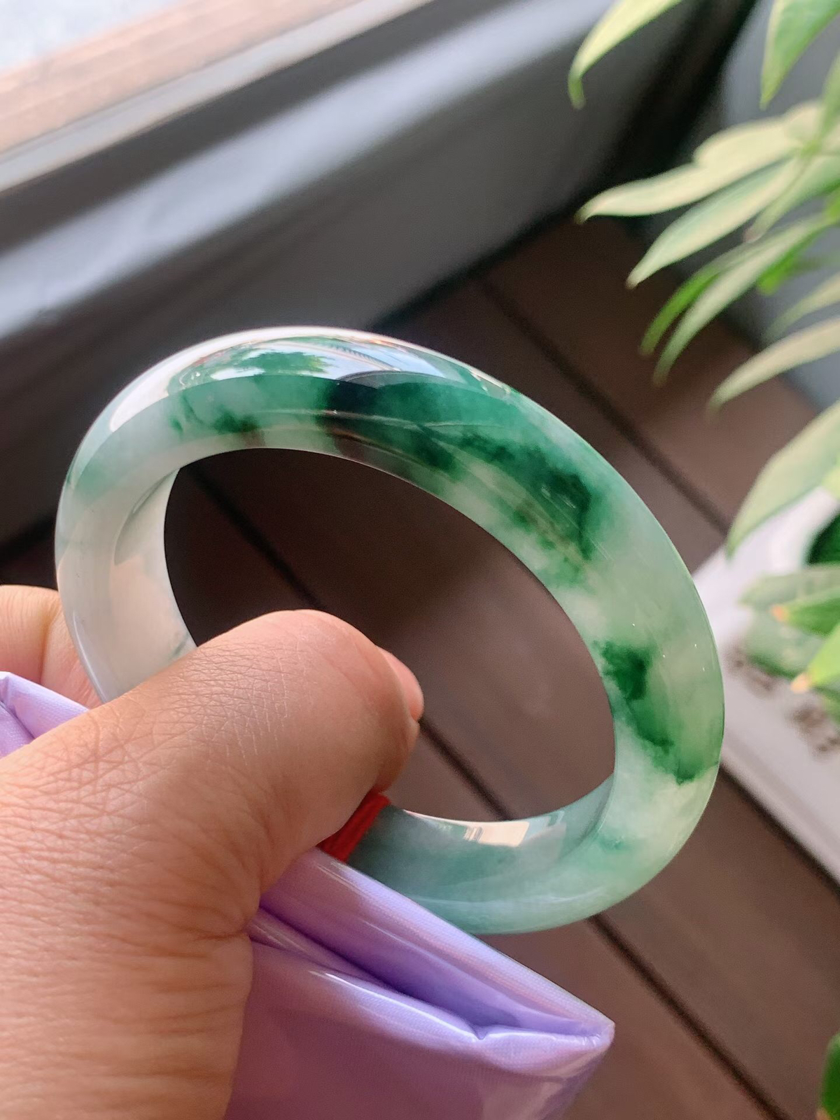 【翡翠名称】老种冰飘花53正圈口手镯
【翡翠尺寸】53/12/8.3mm适合53-54正圈口佩戴
【翡翠描述】宝贝种老水足，玉质细腻，色泽靓丽，性价比高，佩戴效果好！
【其它赠送】权威证书/精美挂绳盒子/支持全国复检