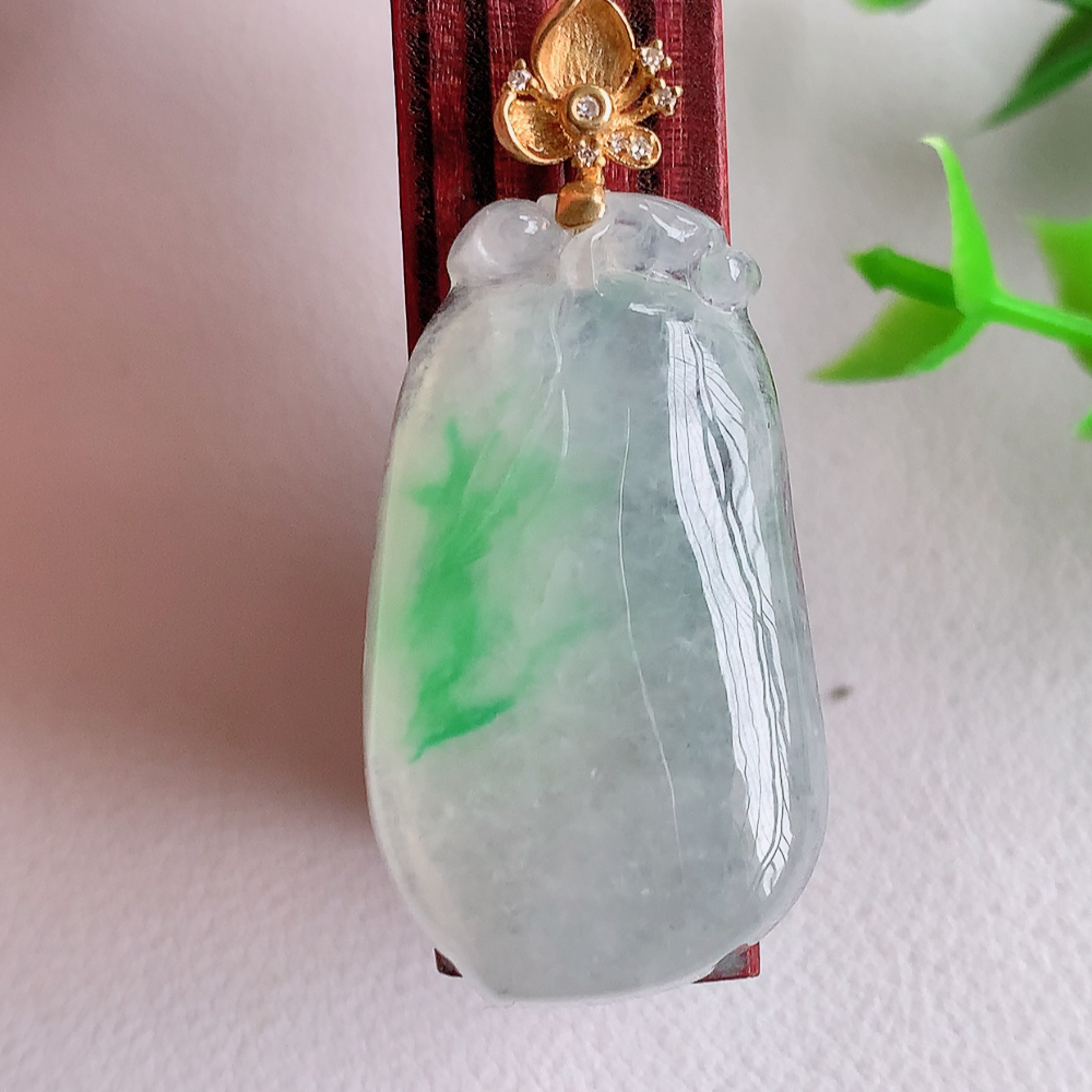 18k金扣冰润飘绿福瓜翡翠吊坠，呱呱来财，福气满满的美好寓意，清新自然  沁人心脾，造型独特，清秀高雅  W01.16  整体尺寸：42-19-6.8mm   裸石尺寸：34-19-6.8mm