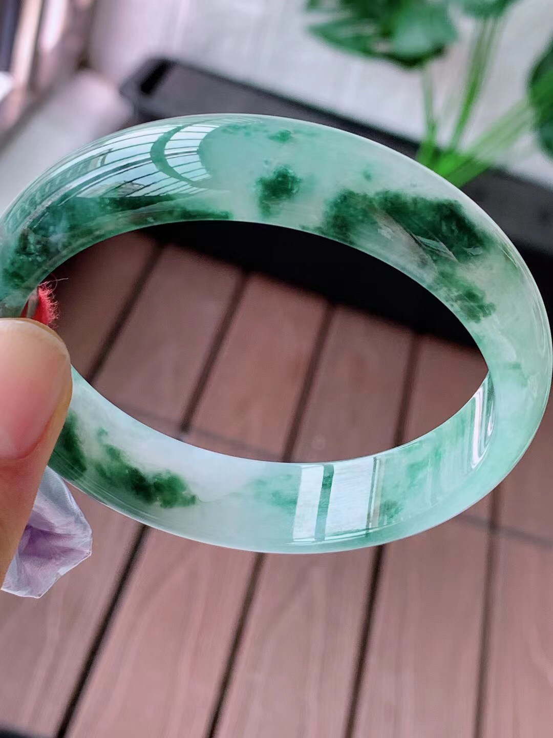 【翡翠名称】老种冰飘花58.8正圈口手镯
【翡翠尺寸】58.8/14.5/7mm适合57.8-60正圈口佩戴
【翡翠描述】宝贝种老水足，玉质细腻，色泽靓丽，性价比高，佩戴效果好！
【其它赠送】权威证书/精美挂绳盒子/支持全国复检