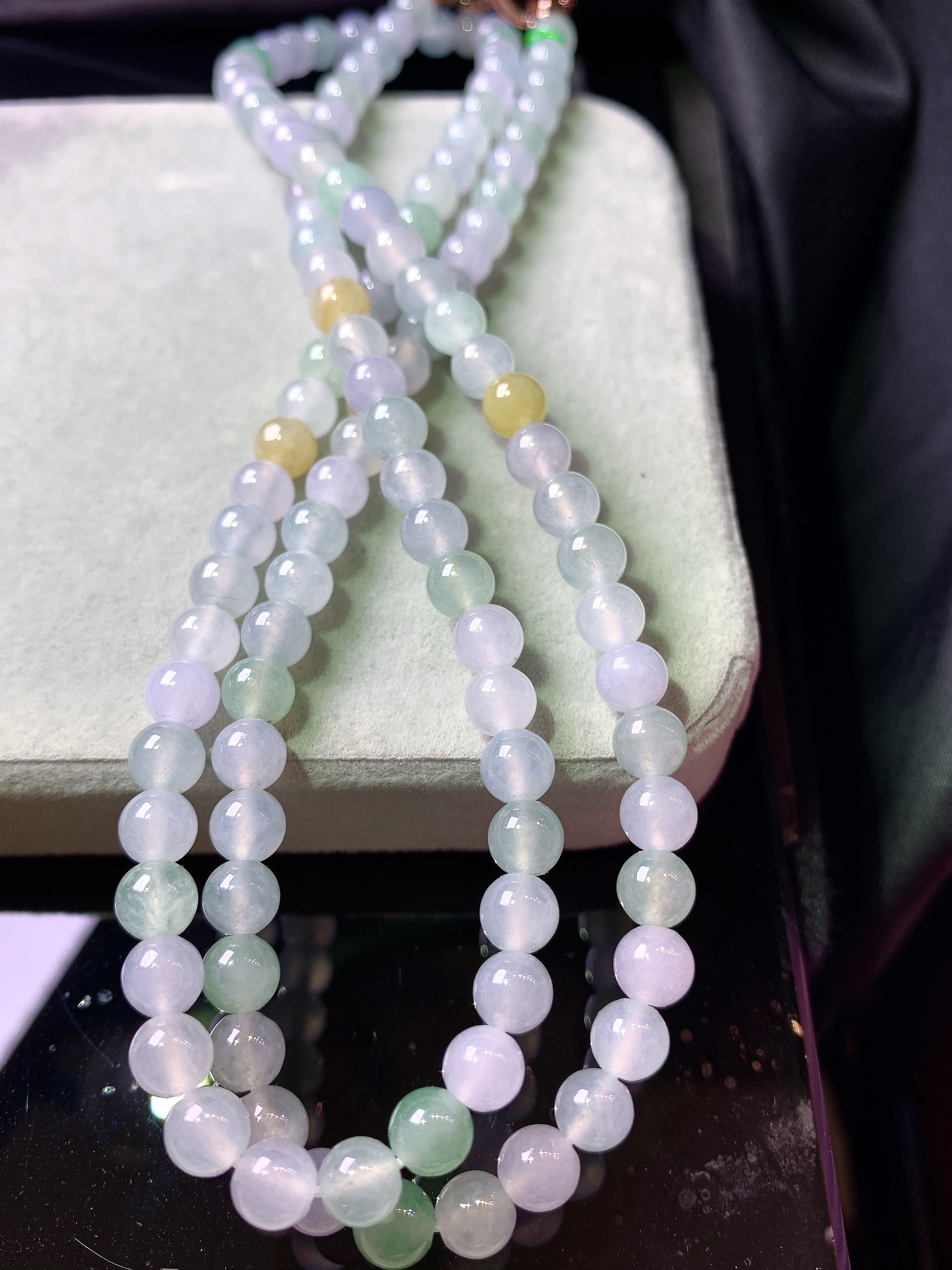 淡多彩圆珠项链 玉质细腻 色泽艳丽清新 水润亮眼 整体尺寸5.3c5