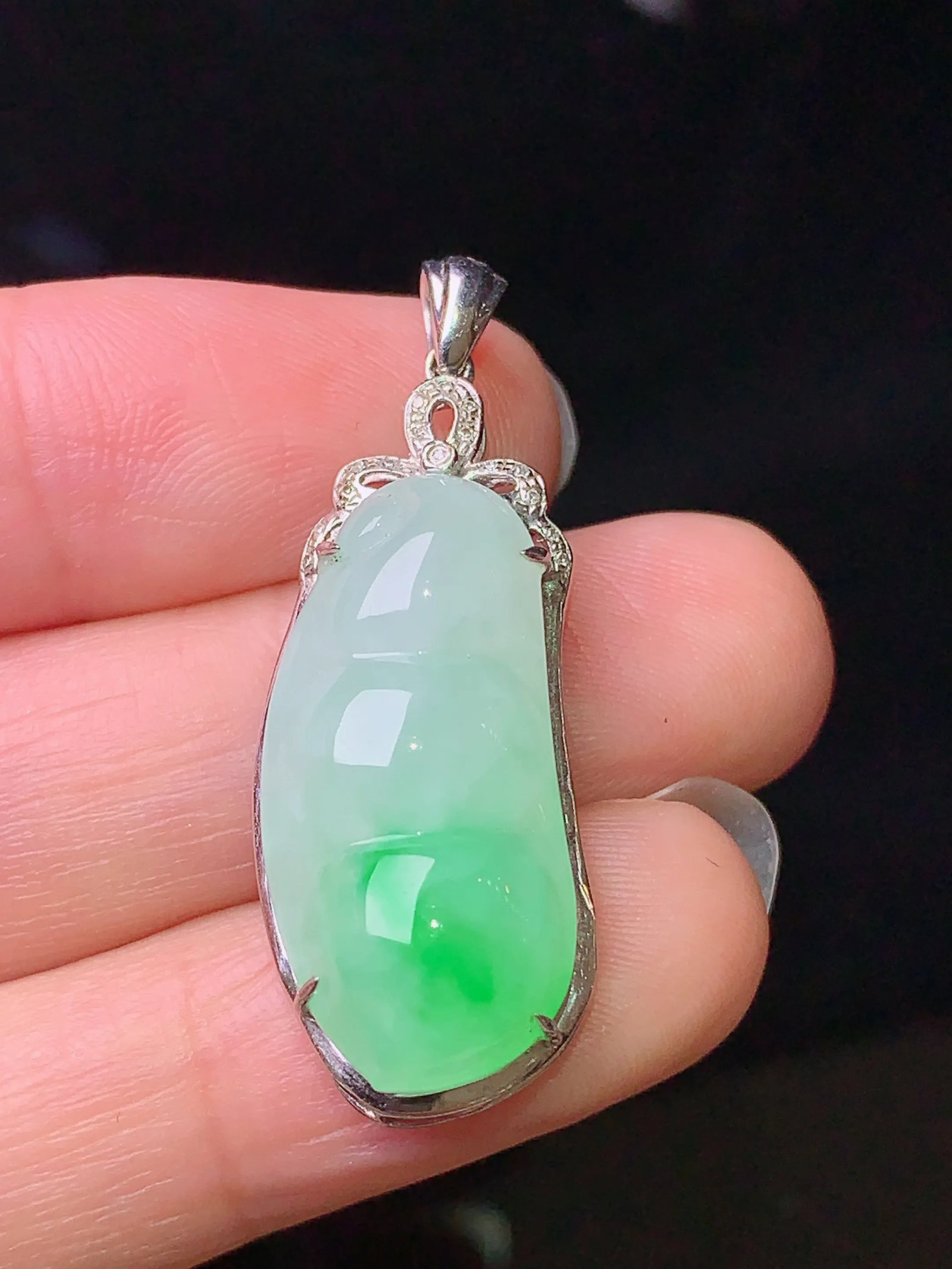 18k金钻镶嵌飘绿四季豆吊坠 玉质细腻 色泽艳丽 整体尺寸36.2*13.2*8.2m1