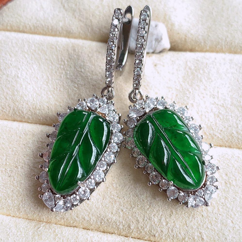 冰满绿翡翠925银镶嵌叶子耳坠，自然光实拍，翠色灵动，颜色漂亮，种老水足，品相佳，佩戴佳品！W481