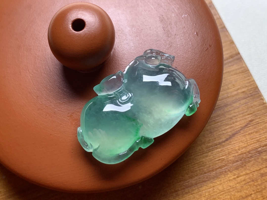 玻璃种阳绿马上有钱 色泽青翠漂亮，底子荧润起胶，厚实立体，尺寸15.5*24.8*6.5
