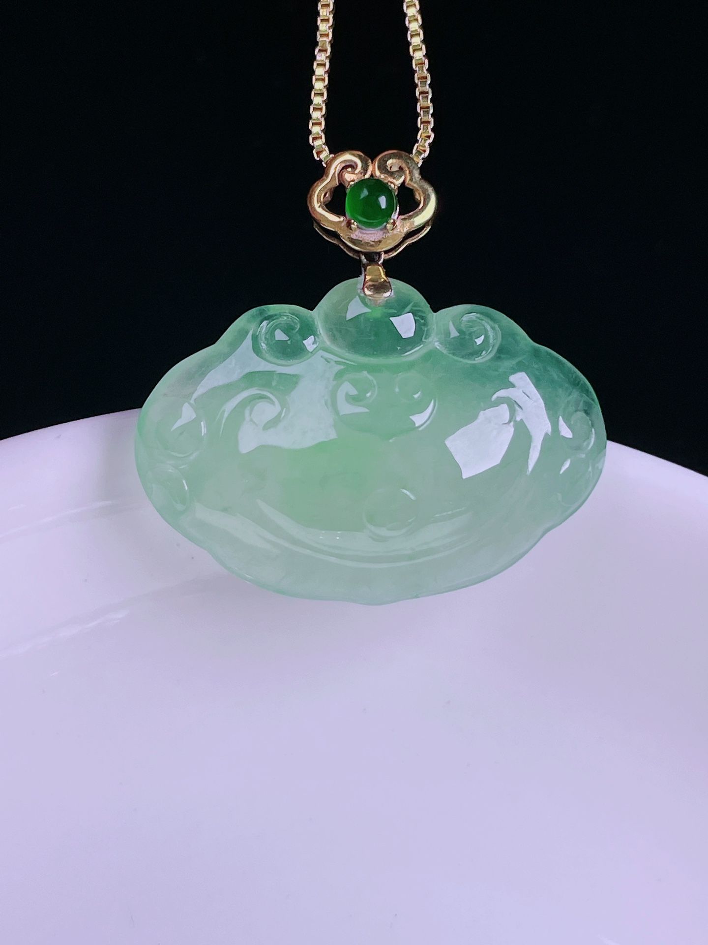 ️冰绿如意，老种起光，细底通透，尺寸：25.7。19.3/27.3/7.9mm0417