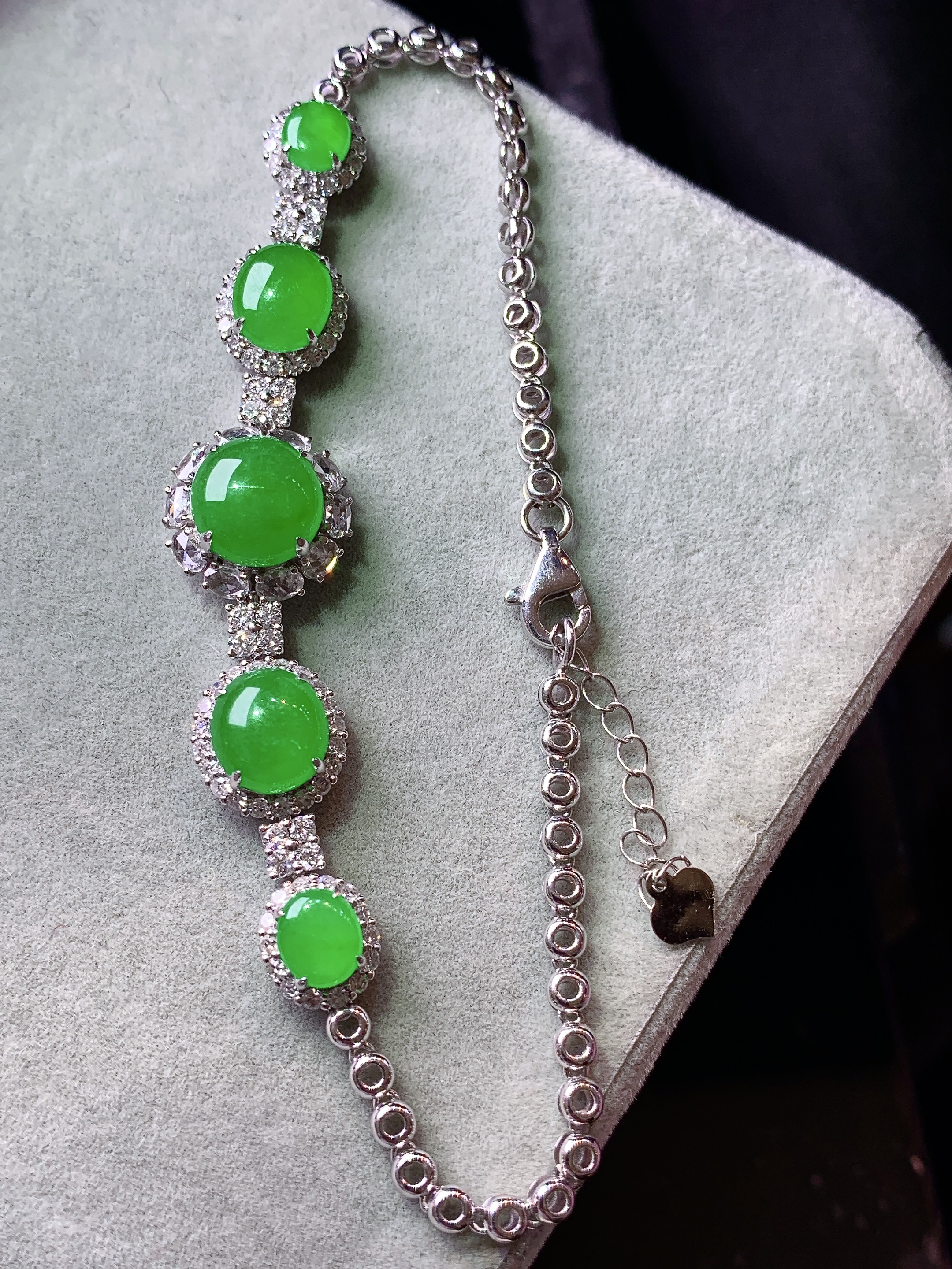 18k金钻镶嵌满绿蛋面手链 玉质细腻 色泽艳丽清新 水润亮眼 整体尺寸170*11.8*7h1