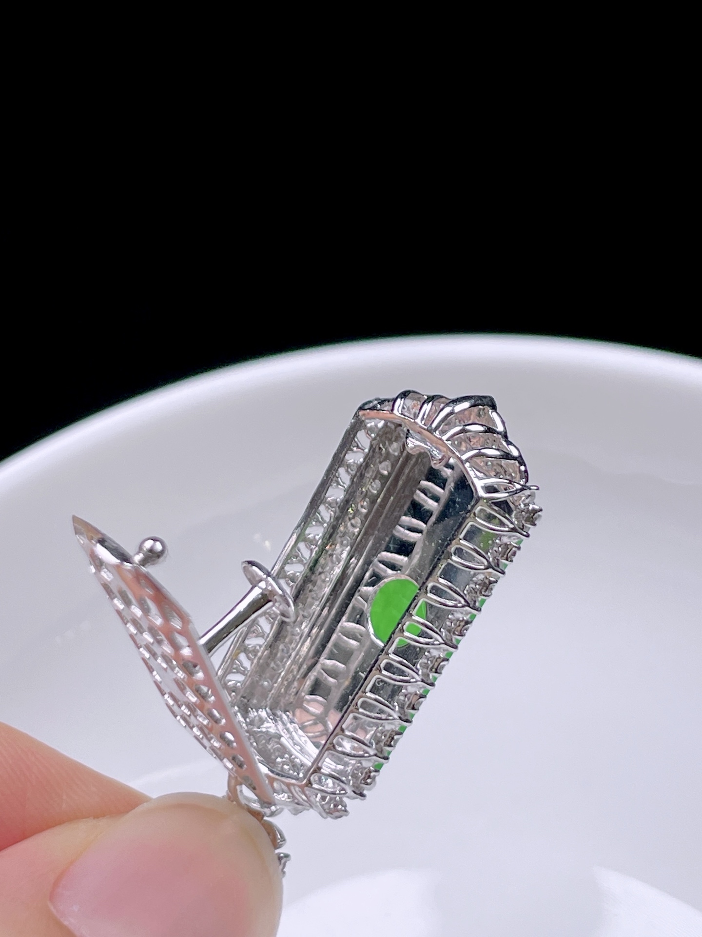 ️ 满色阳绿无事牌，色阳色浓，种老水润，18k金镶嵌：33.7/13.3/9.5，裸石：19.8/9.5