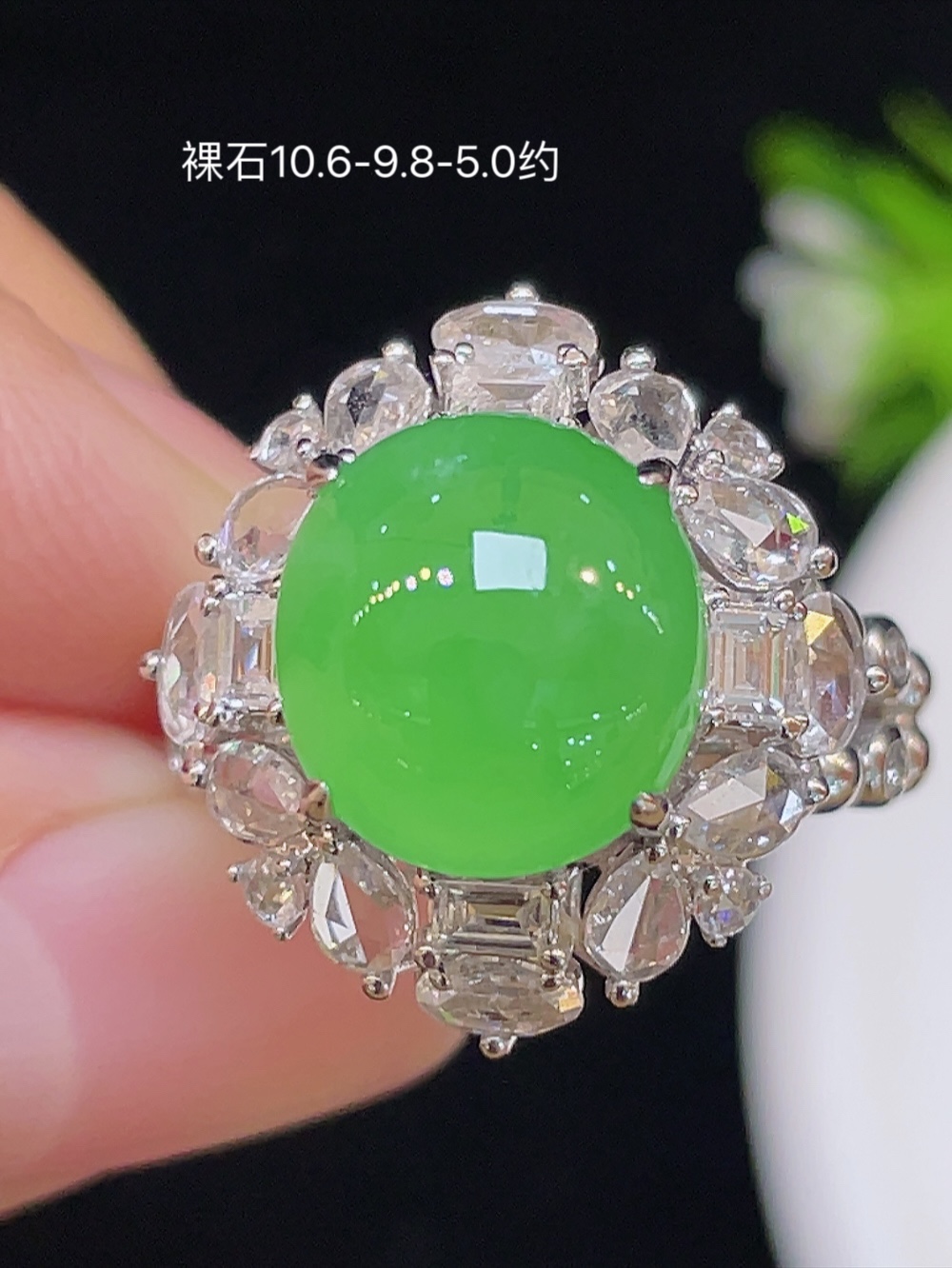 ️【高冰阳绿，戒指】大件饱满，通透水润，玉质细腻，翠色鲜艳，18k金奢华钻石镶嵌️，10.6-9