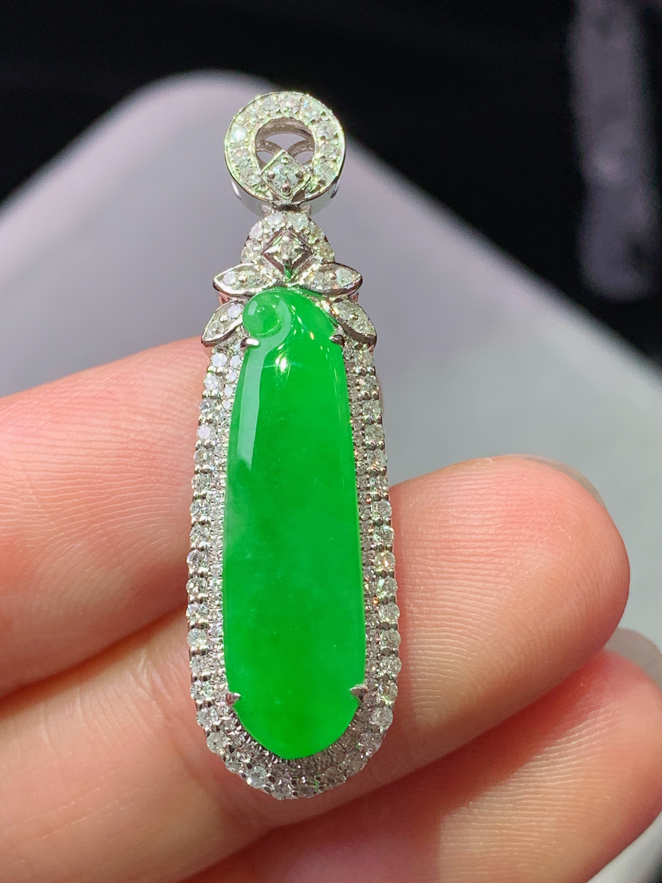 18k金钻镶嵌阳绿福瓜吊坠 玉质细腻 色泽艳丽清新 水润亮眼 整体尺寸34.5*10*7.5h1