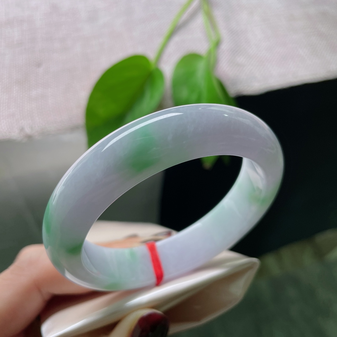 55.4/14/8.9，春带彩正圈，紫为云霞，绿为远岫，是玉中难得一见的“泼彩”意境。无裂，ss50448a