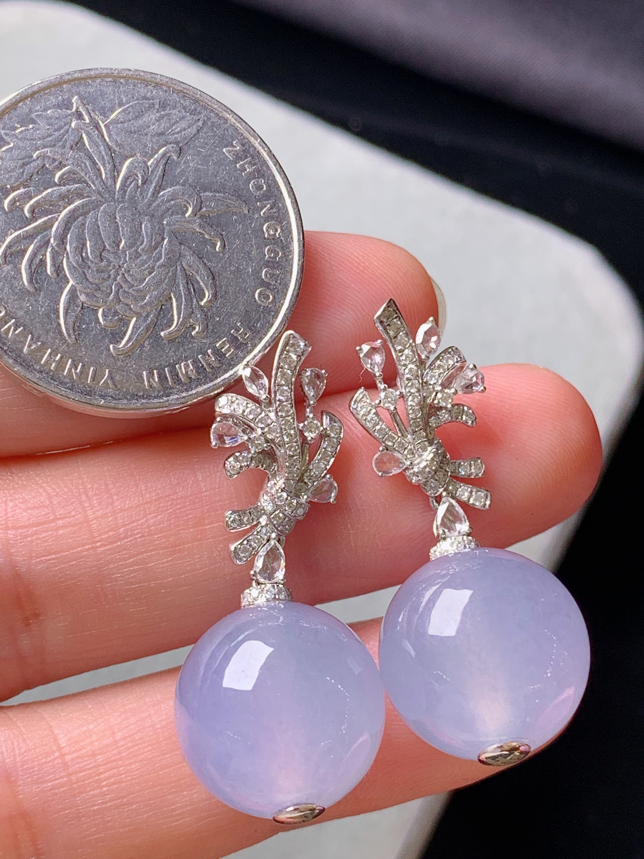 18k金钻镶嵌冰淡紫圆珠耳坠 玉质细腻 色泽艳丽清新 水润亮眼 整体尺寸32.8*13.8m5