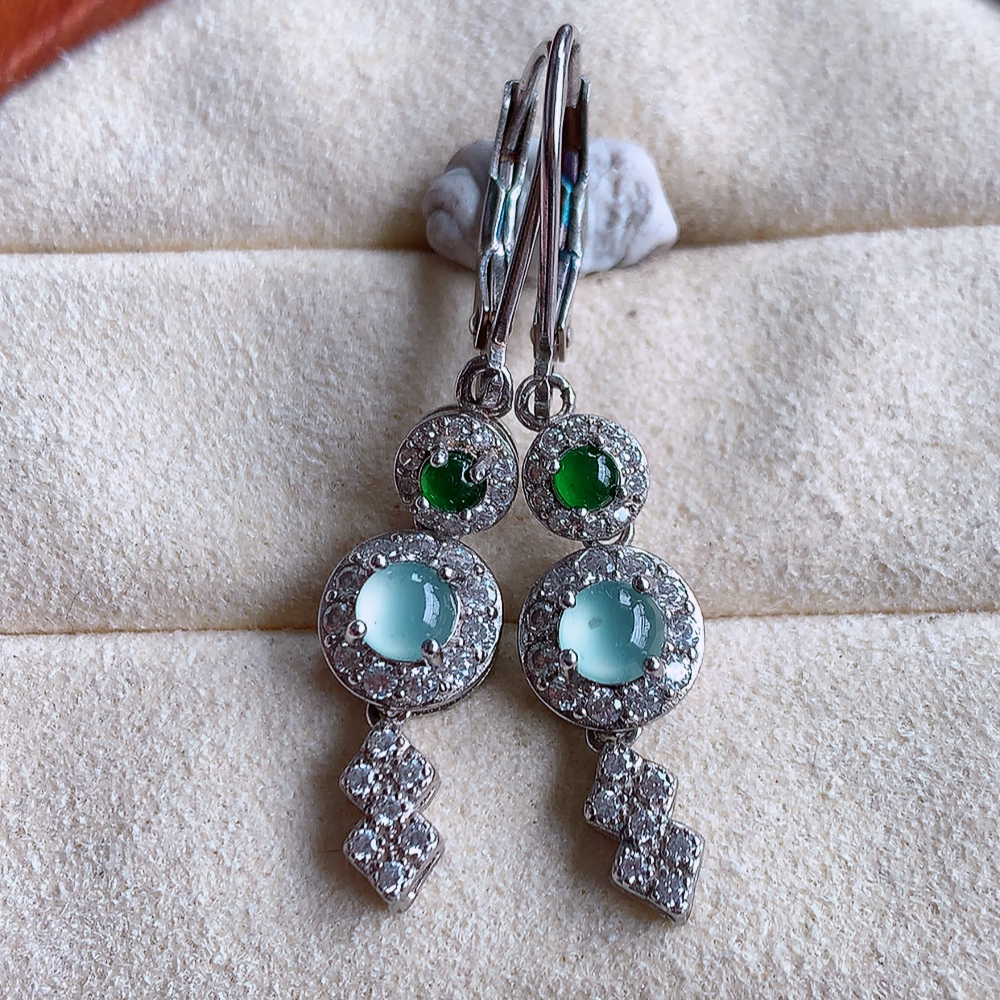 冰晴水翡翠925银镶嵌耳坠，自然光实拍，翠色灵动，颜色漂亮，种老水足，品相佳，佩戴佳品！W481.16 取一整体尺寸：20-7.8-5.5mm  裸石尺寸：4mm