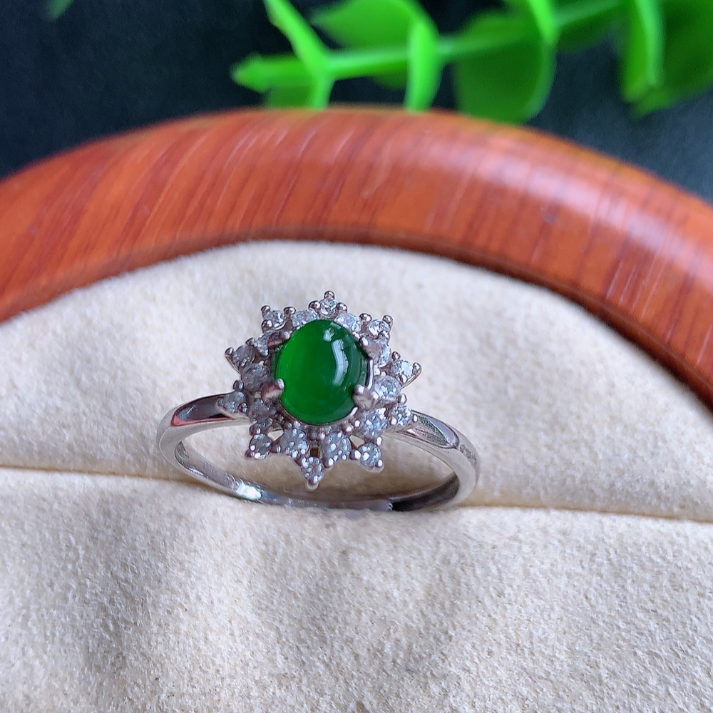 冰满绿精美翡翠蛋面戒指  玉质细腻  冰清玉润  飘花灵动  颜色漂亮  W481.16  内径尺寸：18-11.5-8.3mm  裸石尺寸：6-4.3mm