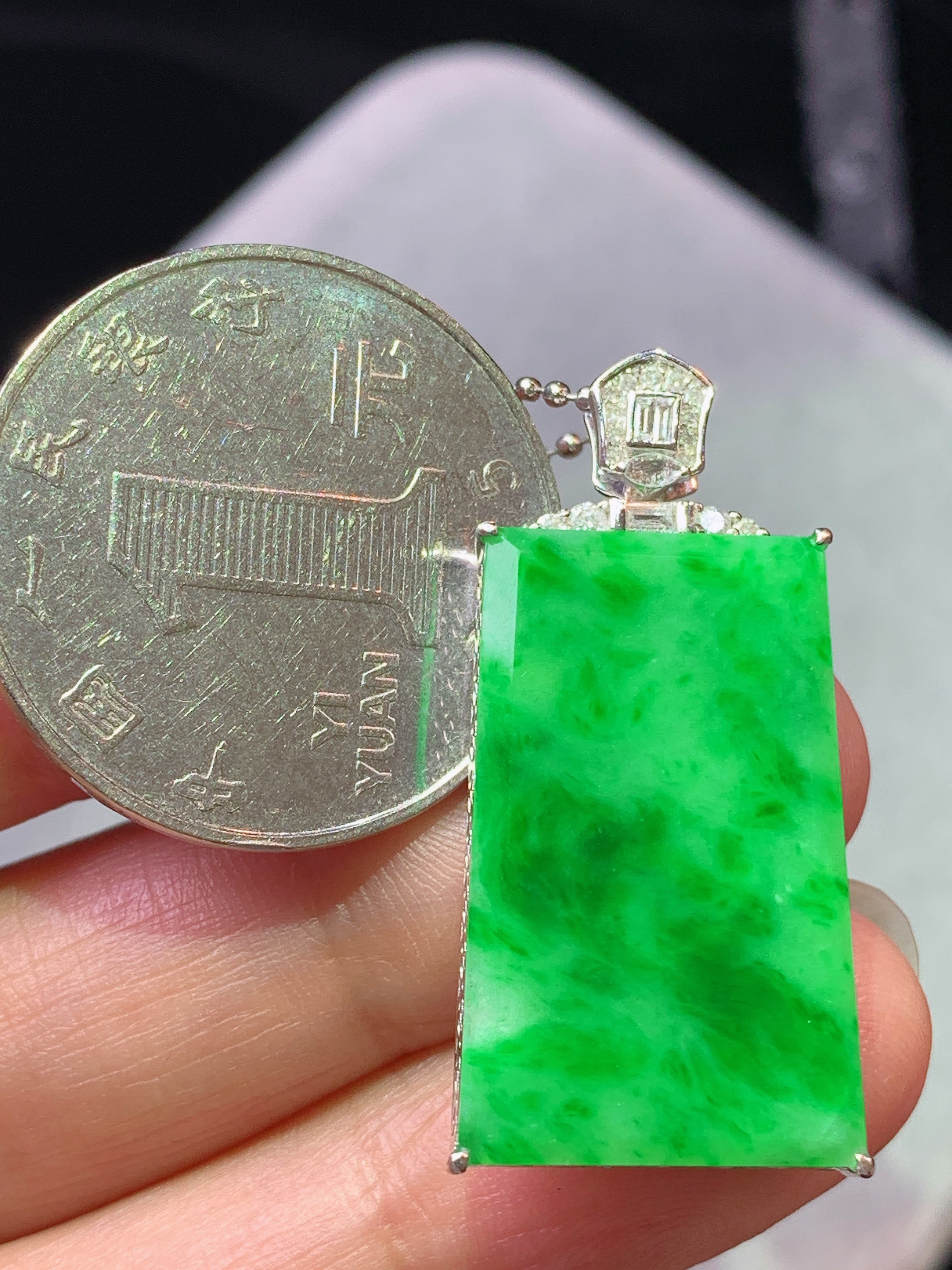 18k金钻镶嵌阳绿无事牌吊坠 玉质细腻 色泽艳丽清新 水润亮眼 整体尺寸32.7*15.3*5m2