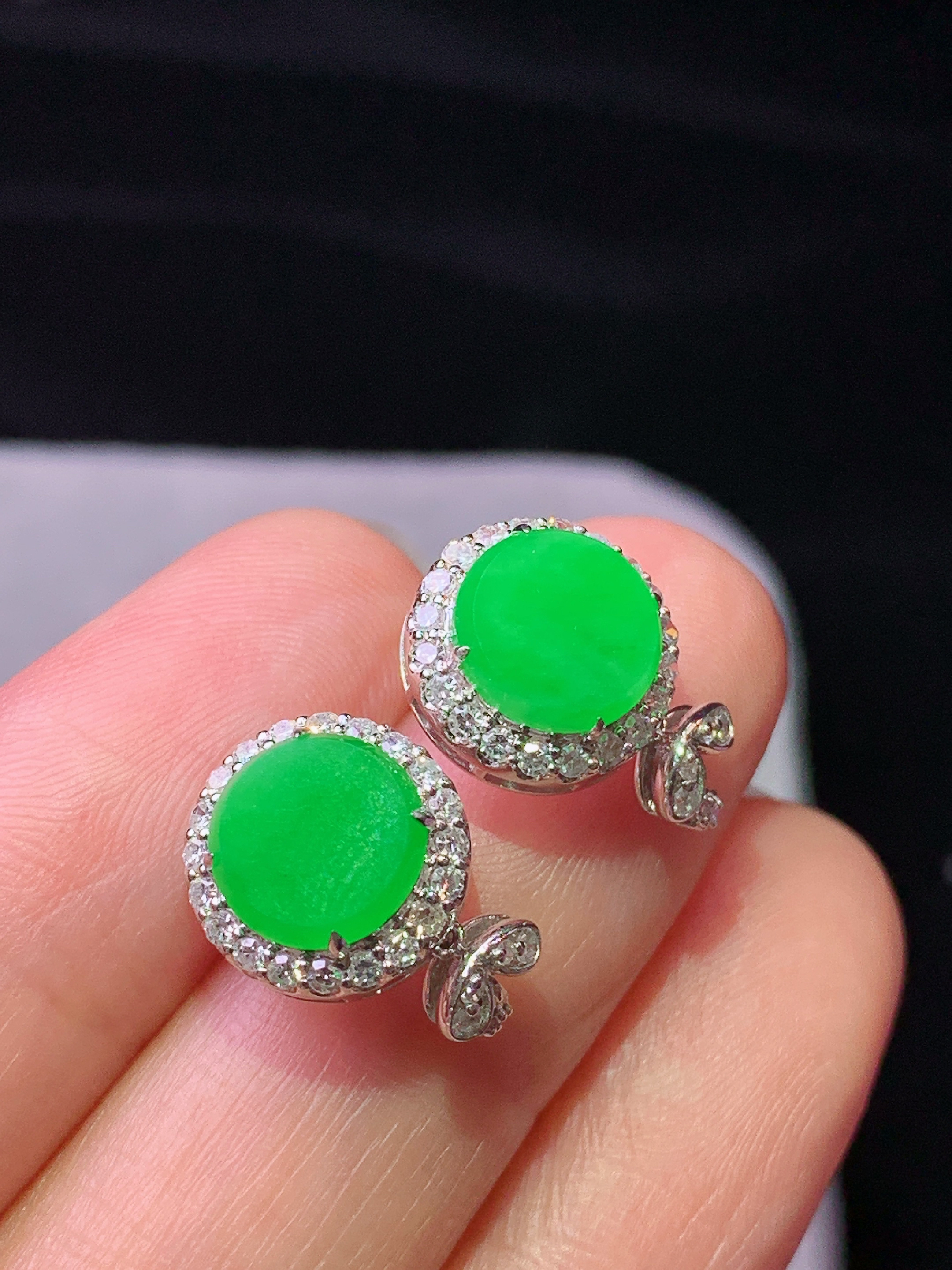 18k金钻镶嵌阳绿圆通耳钉 玉质细腻 色泽艳丽清新 水润亮眼 整体尺寸15.5*10.2*5.2h1