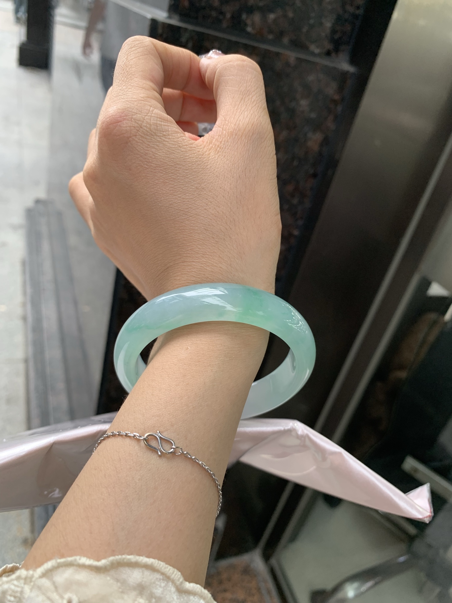 冰飘绿花宽版正圈，57.3/14/8，0417-N460，打灯细纹，底妆冰润细腻，春风十里不如腕间一抹绿，绿花如春日的嫩草，仙气缭绕，很有意境，古典优雅令人沉醉其中