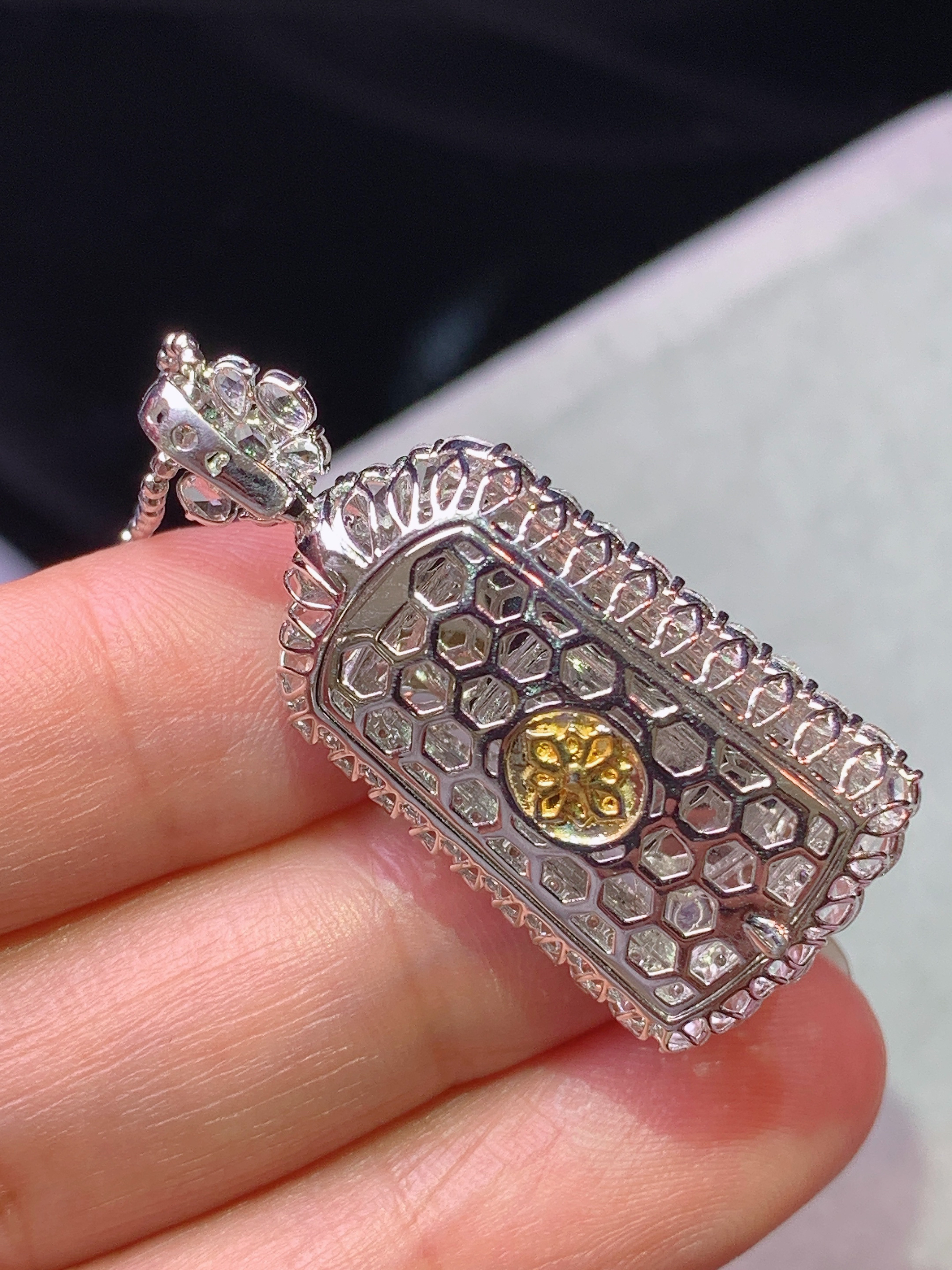 18k金钻镶嵌冰阳绿玉柱吊坠 玉质细腻 色泽艳丽清新 水润亮眼 整体尺寸36*17*12.3m3