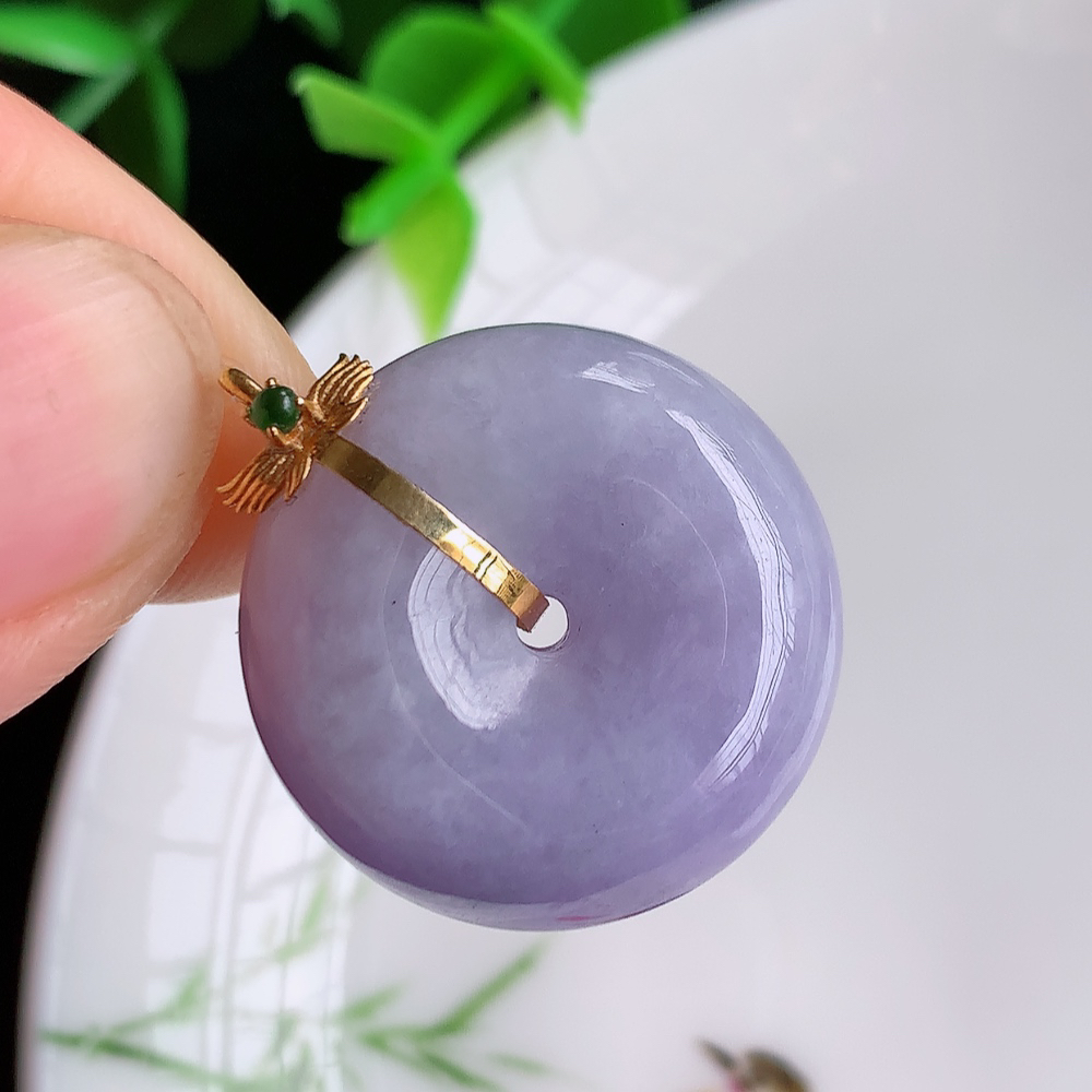 18k金冰润紫罗兰平安扣吊坠，厚装饱满，冰润剔透，细腻水足，种质润泽，飘花灵动，佩戴优雅大气，W49