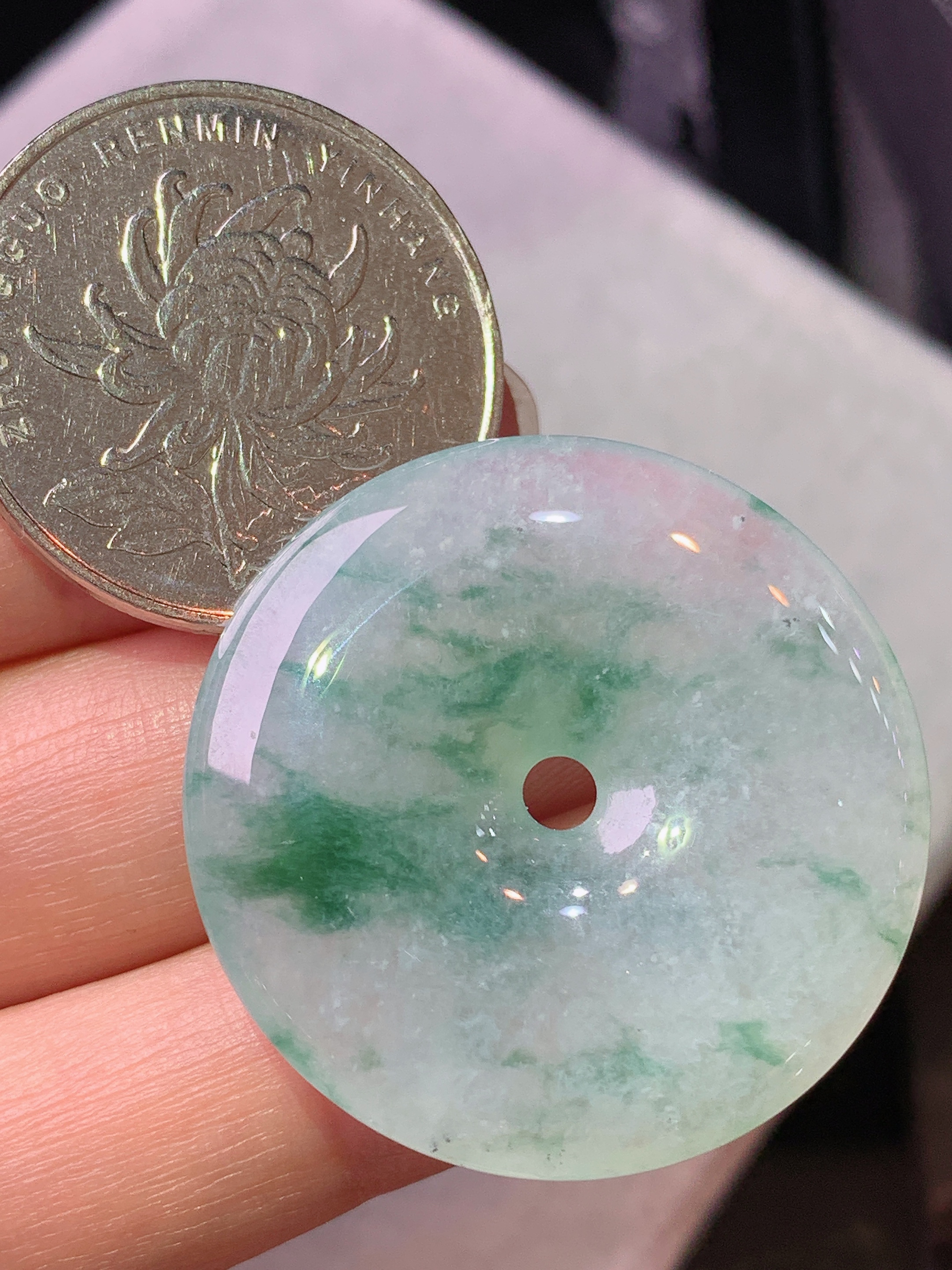 冰飘蓝花平安扣吊坠 玉质细腻 色泽艳丽清新 水润亮眼 整体尺寸31.5*5.8m2