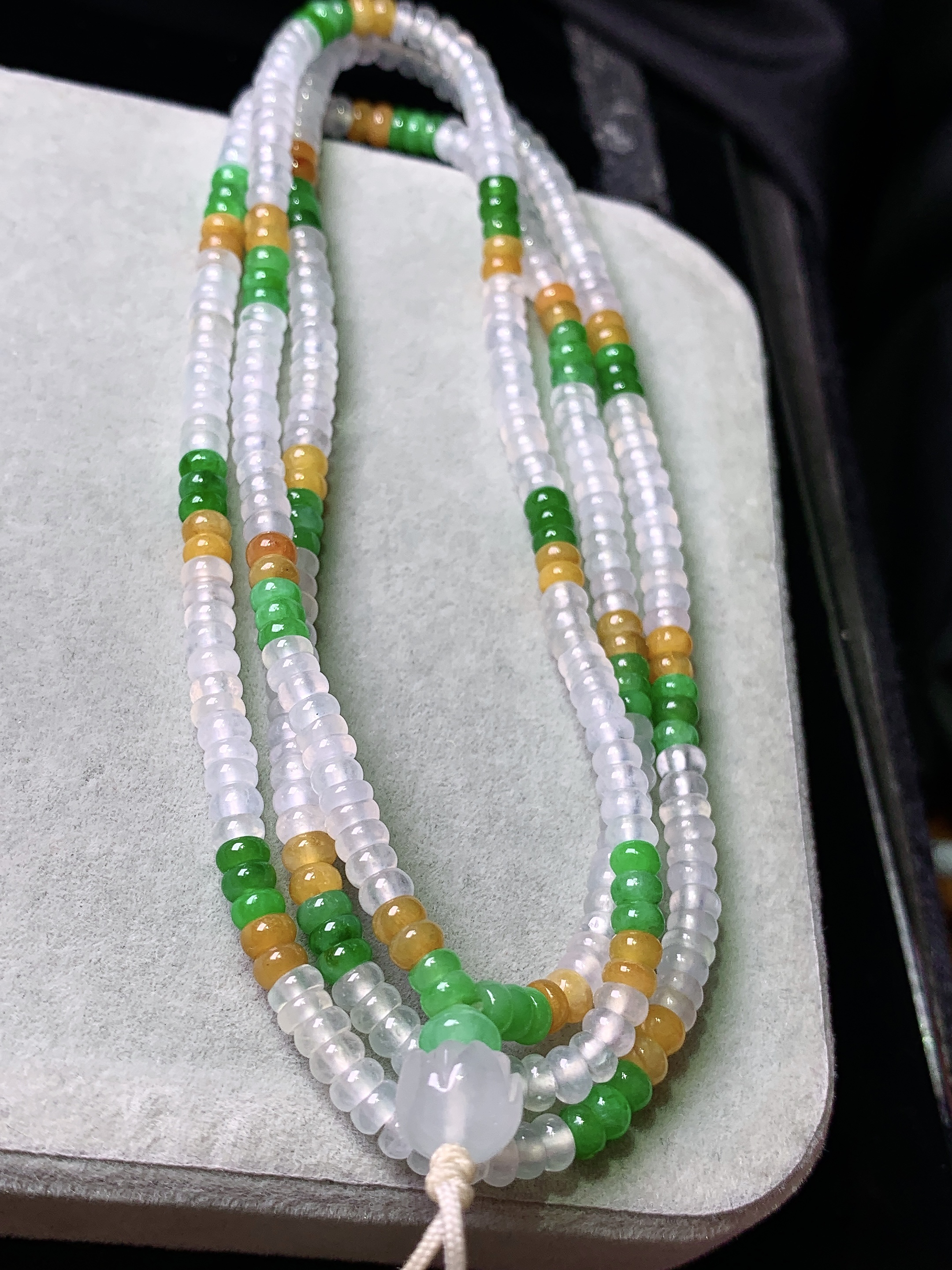 冰黄绿算盘珠项链 玉质细腻 色泽艳丽清新 水润亮眼 整体尺寸3.5*2.5c5