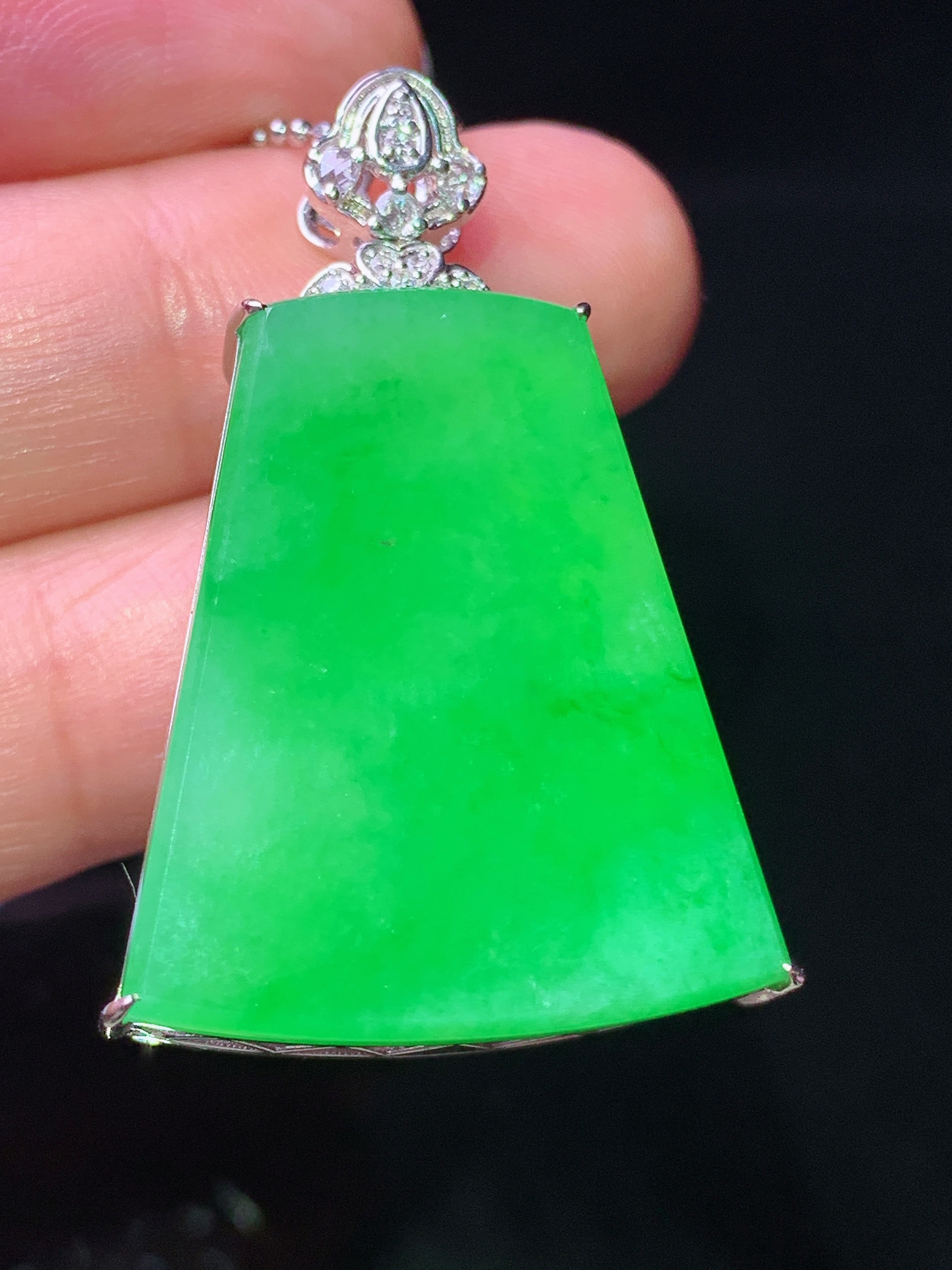 18k金钻镶嵌阳绿无事牌吊坠 玉质细腻 色泽艳丽清新 水润亮眼 整体尺寸37.2*22.5*10y1