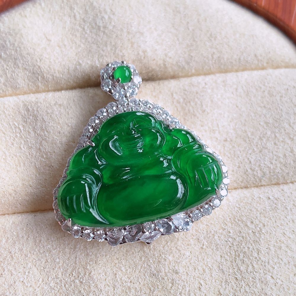 925银镶冰润满绿佛公挂件 玉质细腻  精雕弥勒佛，笑佛福耳垂肩，面相喜庆，开怀大笑，憨态可掬。惟妙