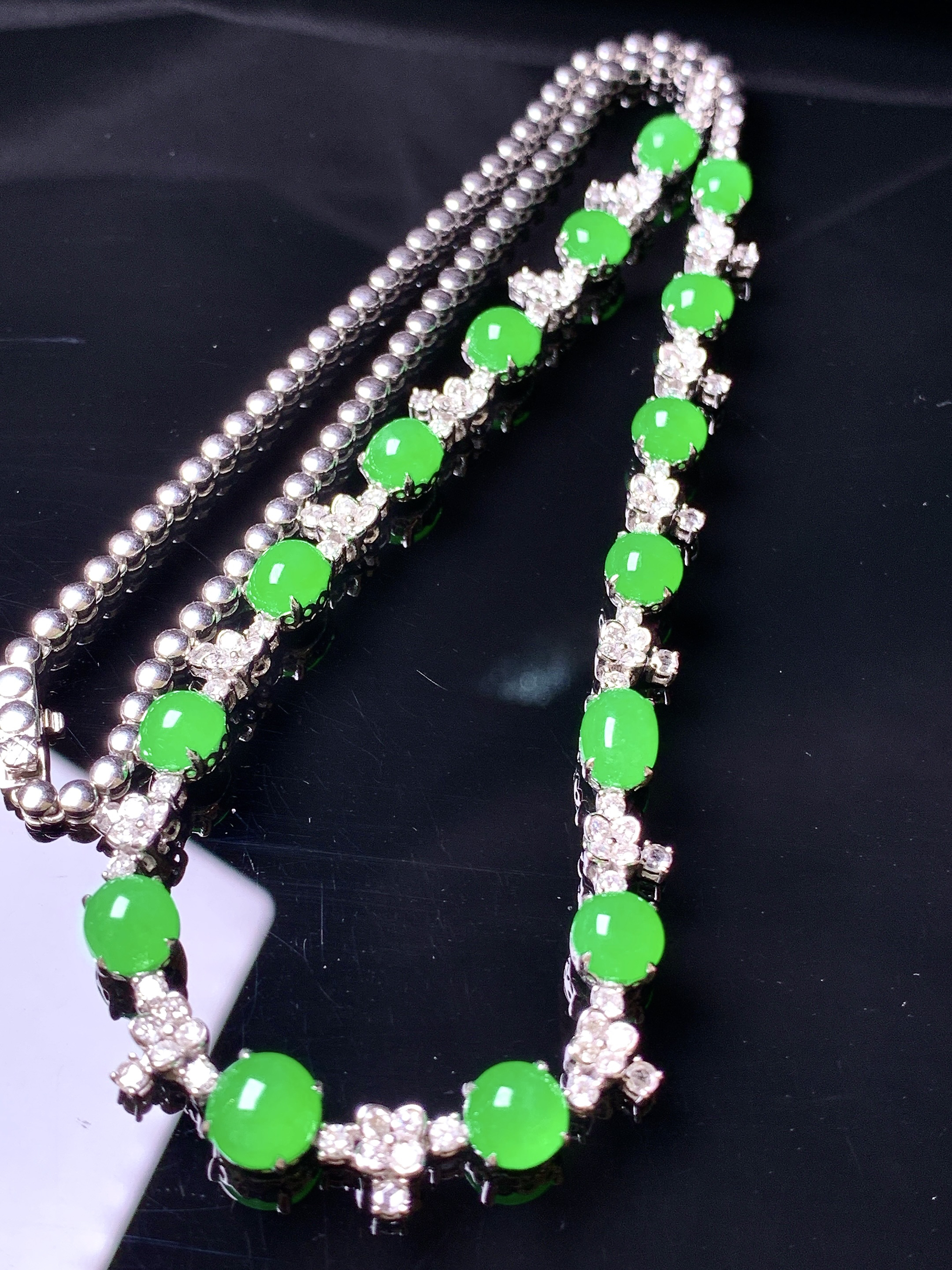 18k金钻镶嵌冰阳绿蛋面项链 玉质细腻 色泽艳丽清新 水润亮眼 整体尺寸6.3*3.5g1