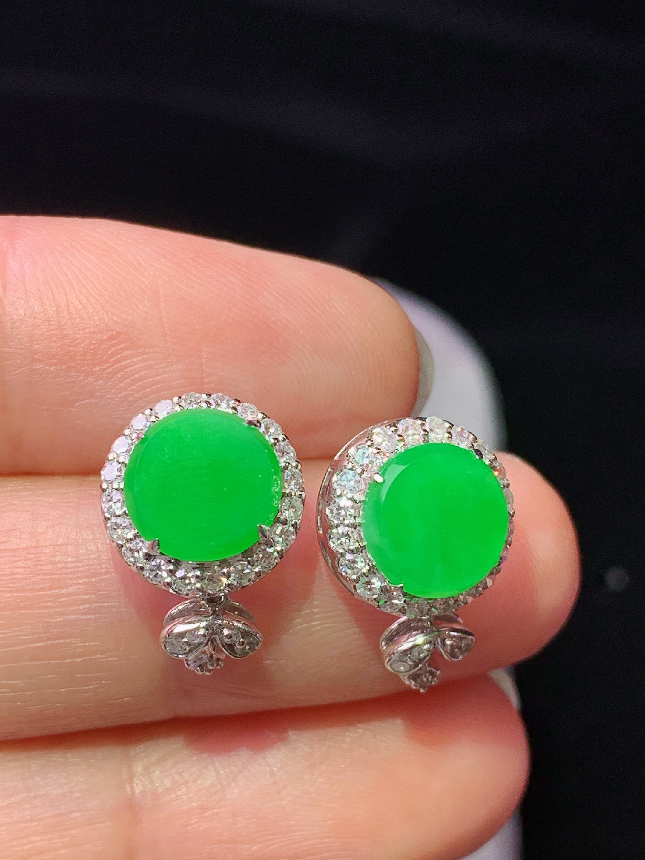 18k金钻镶嵌阳绿圆通耳钉 玉质细腻 色泽艳丽清新 水润亮眼 整体尺寸15.5*10.2*5.2h1