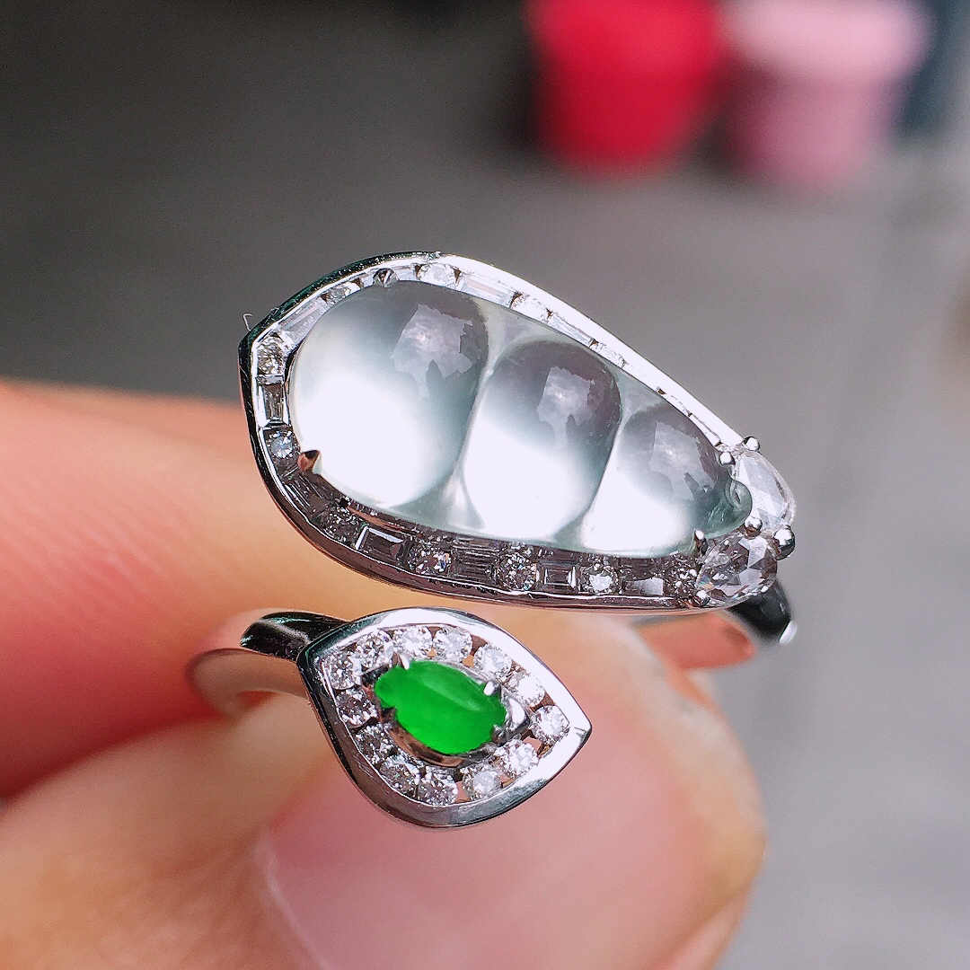 冰种福豆戒指，玉质细腻，荧光感超
强，饱满圆润，尽显优雅气质，18k
金豪华镶嵌