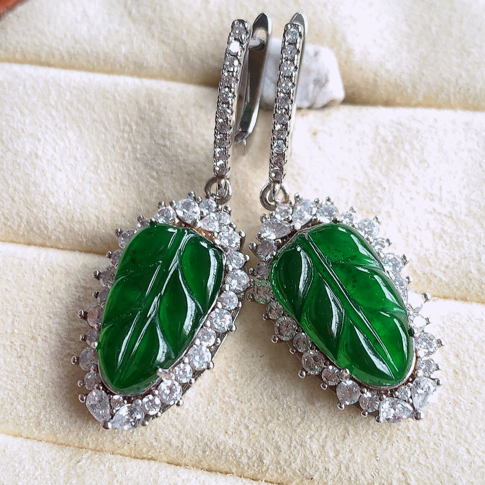 冰满绿翡翠925银镶嵌叶子耳坠，自然光实拍，翠色灵动，颜色漂亮，种老水足，品相佳，佩戴佳品！W481.16   取一整体尺寸：24.5-14-6.8mm  裸石尺寸：15.5-9mm