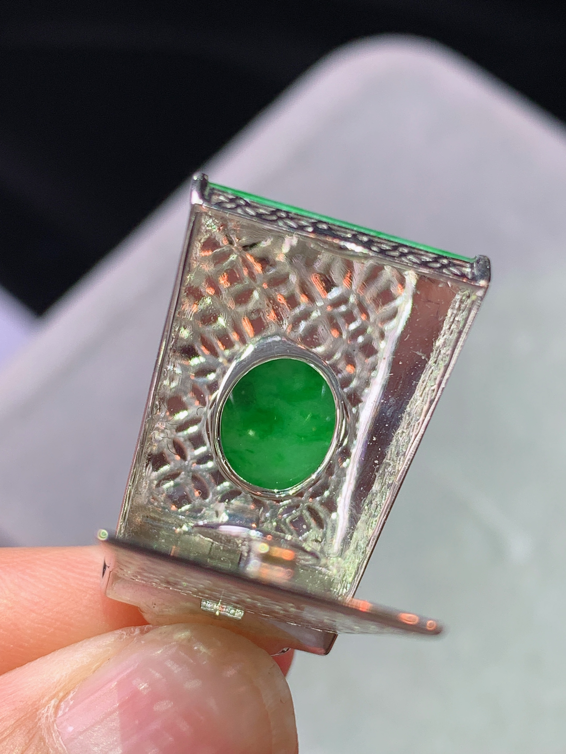 18k金钻镶嵌阳绿无事牌吊坠 玉质细腻 色泽艳丽清新 水润亮眼 整体尺寸32.7*15.3*5m2