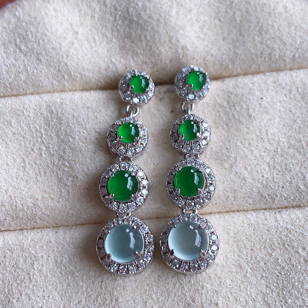 冰满绿翡翠925银镶嵌耳坠，自然光实拍，翠色灵动，颜色漂亮，种老水足，品相佳，佩戴佳品！W815.16  取一整体尺寸：27-7.3-6.5mm  裸石尺寸：4.8mm