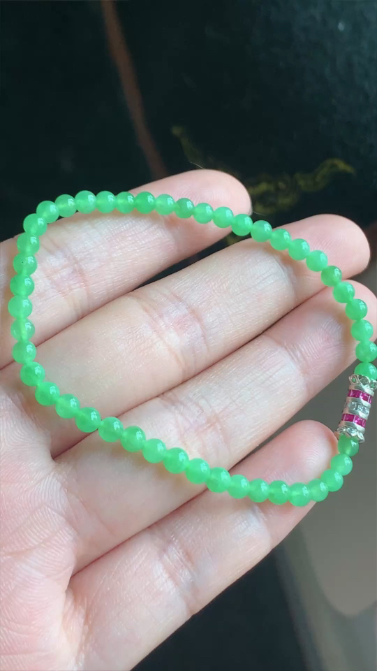 ️翡翠精品，珠链手串，果绿色无裂，尺寸3.6 x417