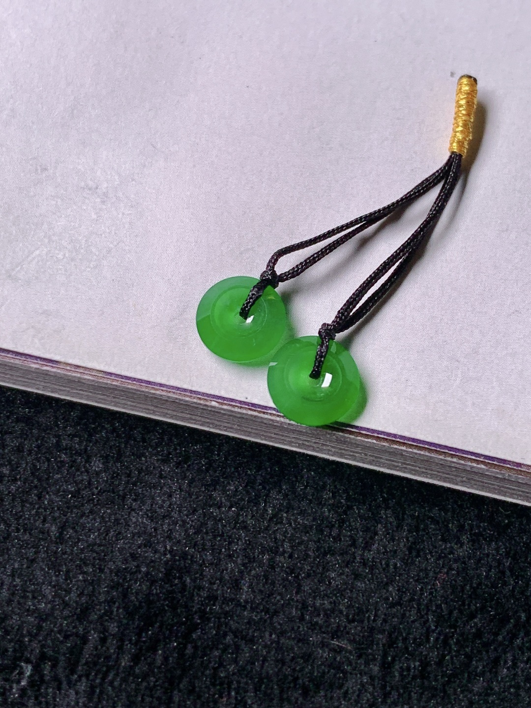 ️冰绿扣子一对，色泽浓艳，0417尺寸6.8*2.3/6.6*2.3