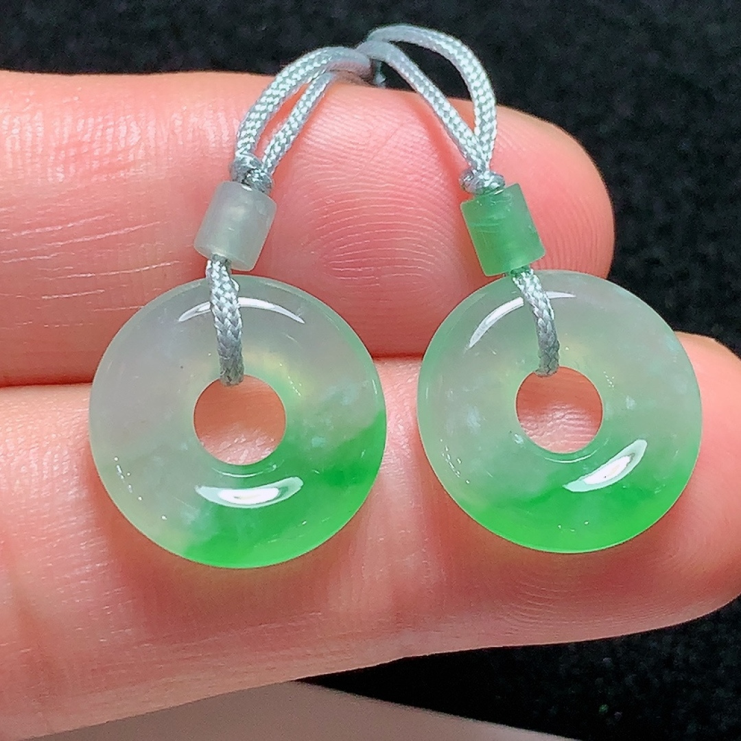 ️冰种飘绿甜甜圈一对，种老水头好，又冰又润，饱满无裂，尺寸：14.4/2.9mm，ss50182a