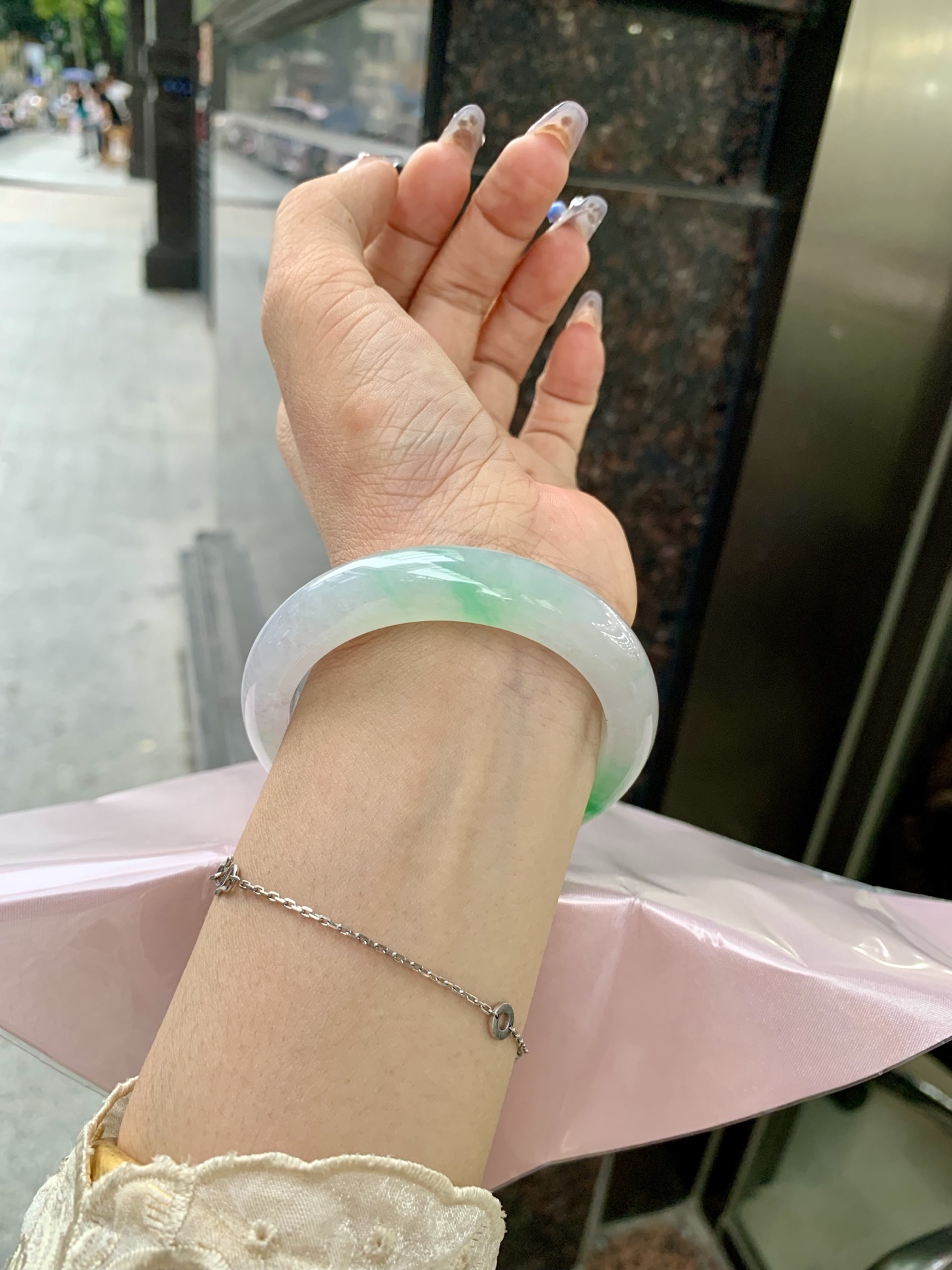 冰飘阳绿正圈53.5/12.1/8.80417-N461打灯细纹。底妆冰润清透，飘金丝阳绿花，鲜艳得像新冒头的嫩芽，灵动清新，即柔和又充满生机。