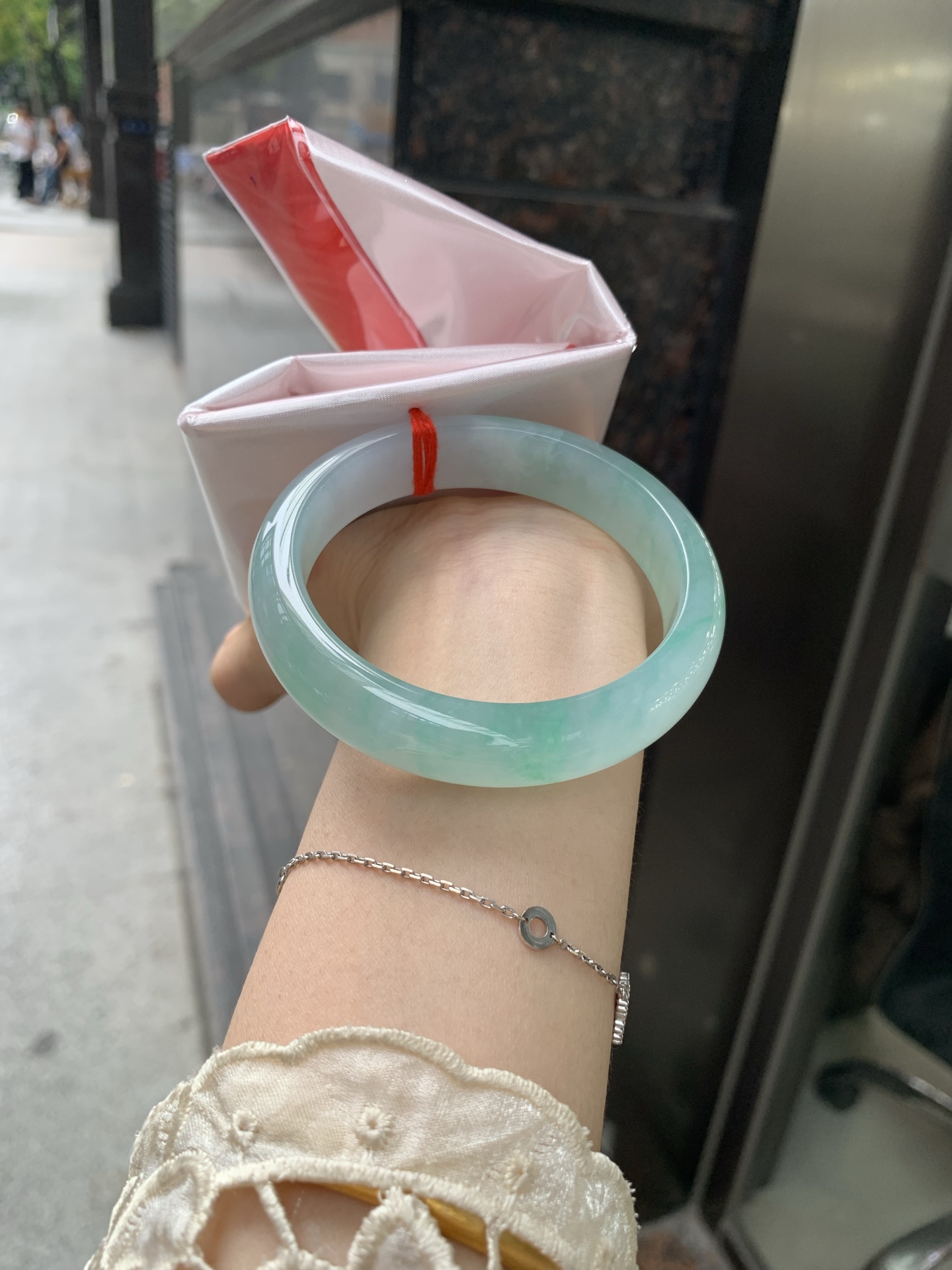 冰飘绿花宽版正圈，57.3/14/8，0417-N460，打灯细纹，底妆冰润细腻，春风十里不如腕间一抹绿，绿花如春日的嫩草，仙气缭绕，很有意境，古典优雅令人沉醉其中