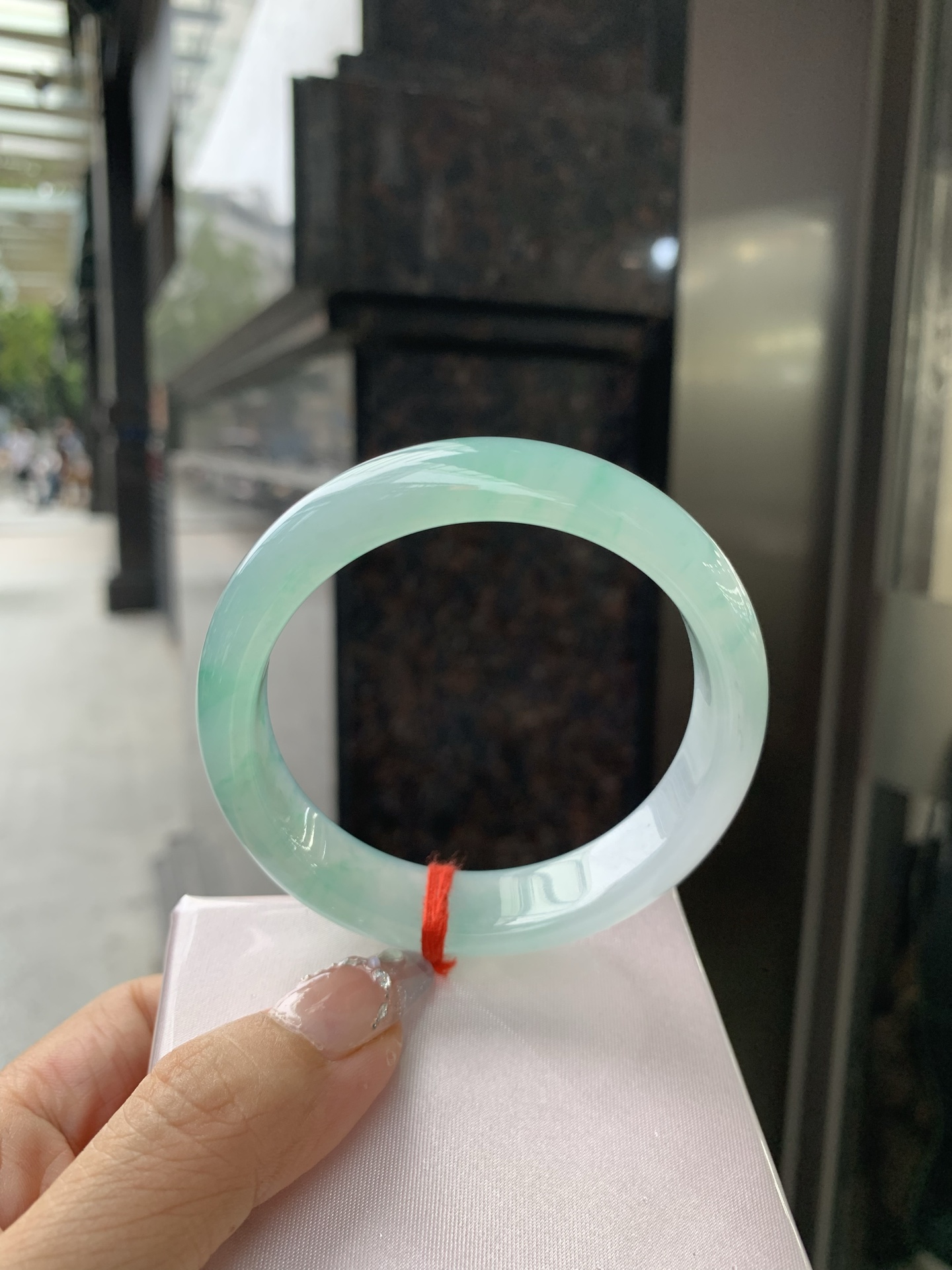 冰飘绿花宽版正圈，57.3/14/8，0417-N460，打灯细纹，底妆冰润细腻，春风十里不如腕间一抹绿，绿花如春日的嫩草，仙气缭绕，很有意境，古典优雅令人沉醉其中