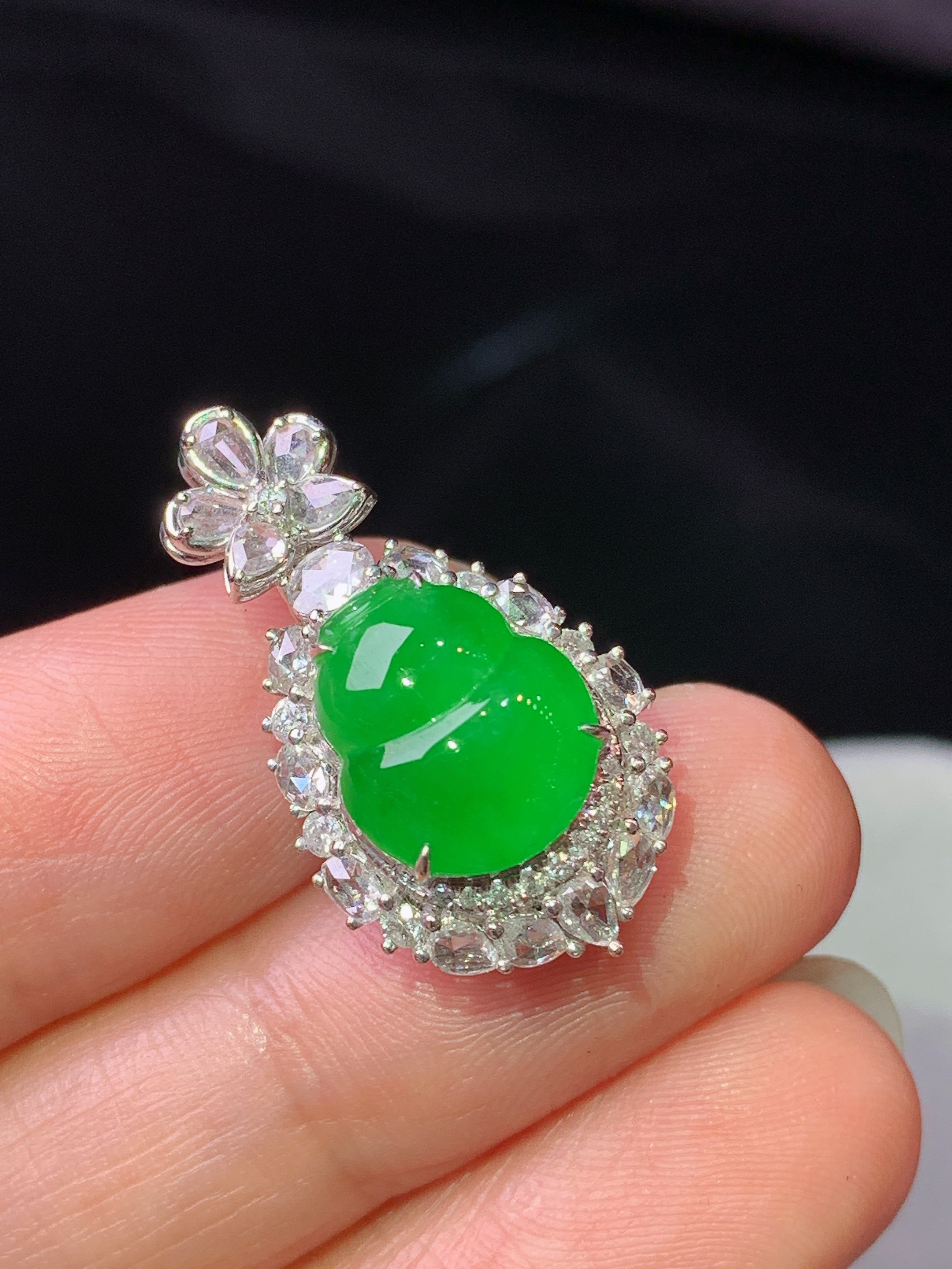 18k金钻镶嵌冰阳绿葫芦项链吊坠两用款 玉质细腻 色泽艳丽清新 水润亮眼 整体尺寸25.8*14.3*11.3L3