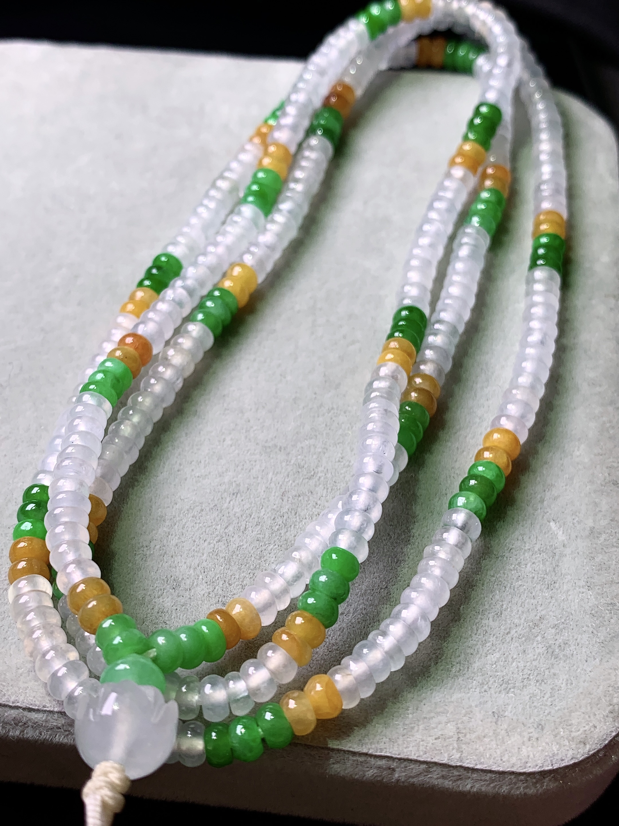 冰黄绿算盘珠项链 玉质细腻 色泽艳丽清新 水润亮眼 整体尺寸3.5*2.5c5