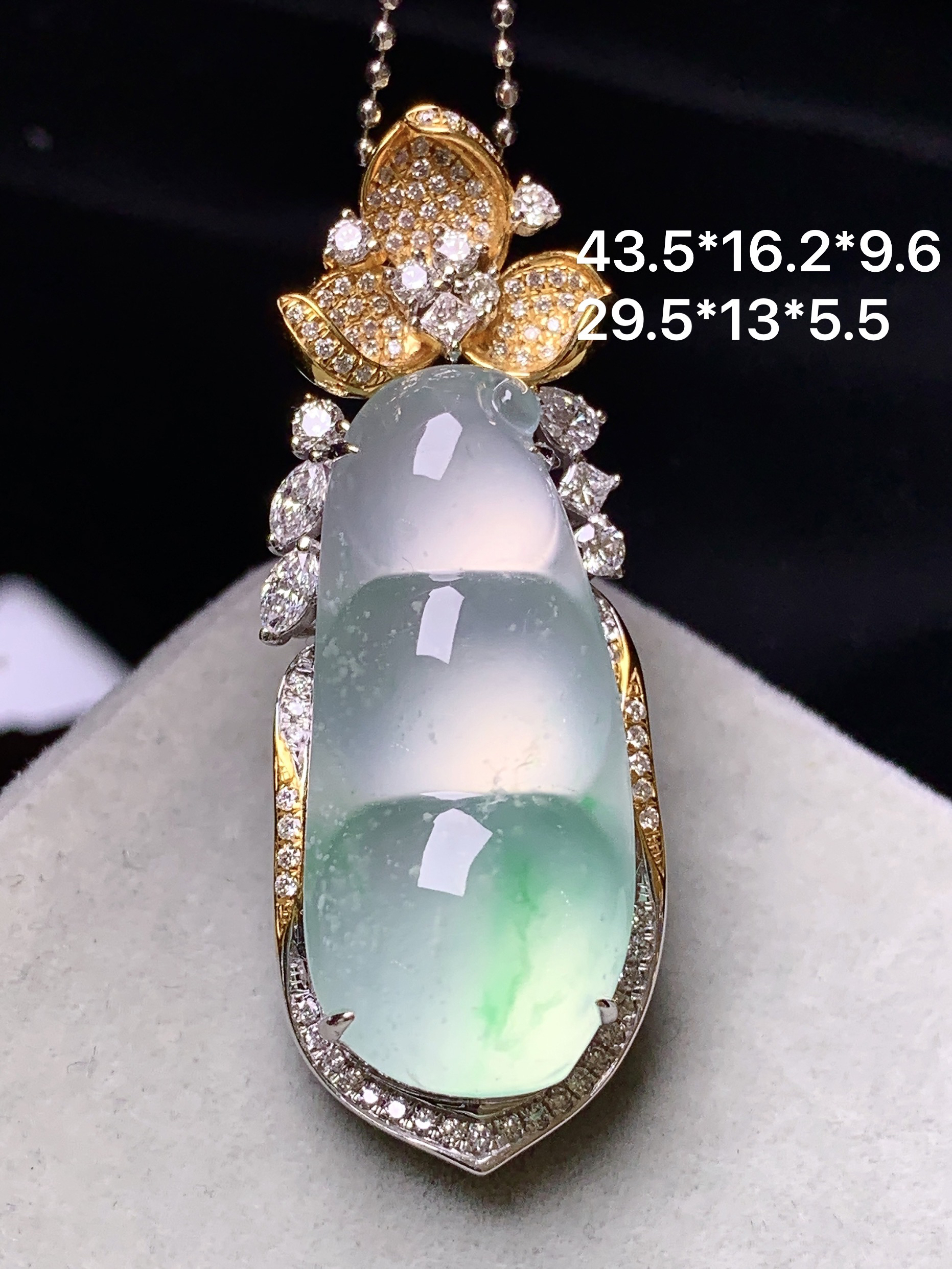 18k金钻镶嵌冰种飘绿四季豆吊坠 玉质细腻 色泽艳丽清新 水润亮眼 整体尺寸43.5*16.2*9.6m5