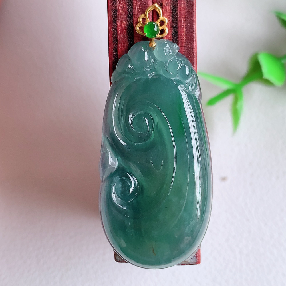 18k金扣蓝冰吉祥如意翡翠吊坠  寓意“万事如意，吉祥如意,福寿绵长 心想事成”饱满大气，通透水润  W01.16  尺寸：36-18-4.3mm